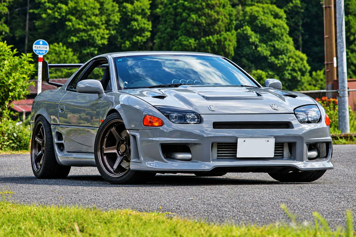 TunedCarsJapan's tweet photo. 「なぜ三菱GTOは売れなかった？」1700kgの巨体にV6ツインターボ…今こそ再評価したいバブルの申し子
https://t.co/NpHaq2RTUw

発売当時から好き嫌いがハッキリ分かれた三菱GTO。しかし、その個性的なスタイルとメカニズムに惚れ込んだオーナーたちは、今も愛車を進化させ続けている。 https://t.co/RBuj8L1GzA