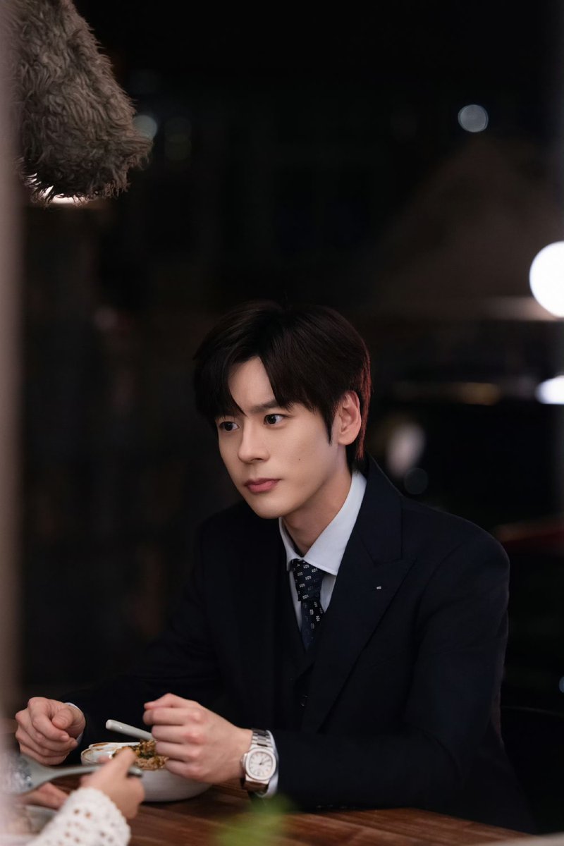ZHEMlNG's tweet photo. One quiet gaze across the table shifts the entire mood of the room without a single word being spoken. Dressed in a sharp suit with that calm yet piercing focus, every second feels like a high-stakes standoff where no one dares to look away.

#BlossomThroughTheCloud https://t.co/9OaExD3iSW