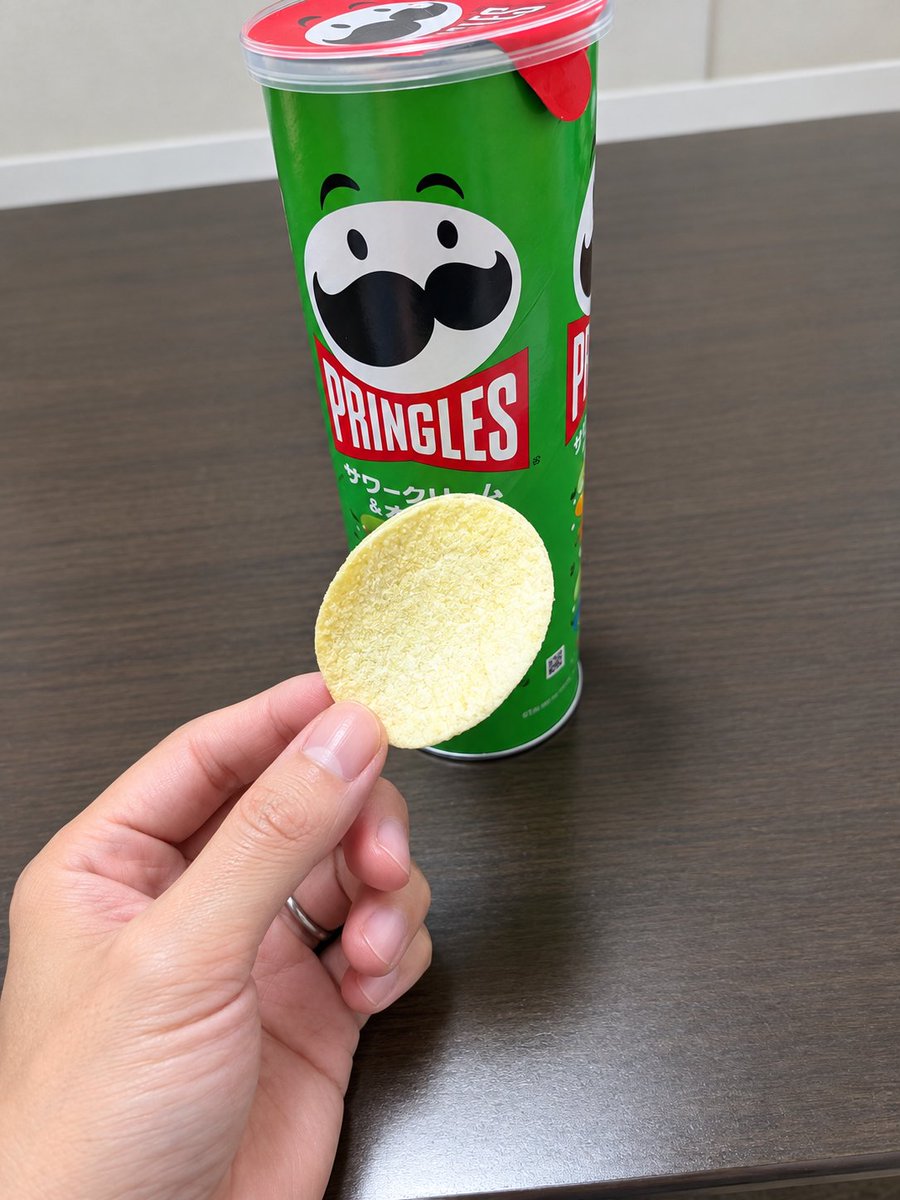 sora__517's tweet photo. え？久しぶりに食べるけど
プリングルス小さくね？
物価上昇て怖いよね(´-﹏-`；)
 #プリングルス https://t.co/aTCG2A6PQD
