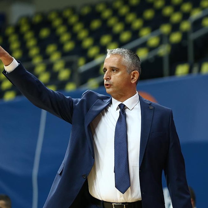 EurohoopsTR's tweet photo. 🤯 "Fenerbahçe'de insanları kovarlar, siz istifa edemezsiniz"

💬 Igor Kokoskov:

"2020-21'de CSKA'ya karşı play-off'lara kaldık ama sonra COVID testim pozitif çıktı ve o maçlarda kenarda olamadım. Ardından işler biraz gerginleşti. O zamanki başkan yardımcısının aşırı iddialı beklentileri vardı. Belki de COVID'liyken takımı yönetmemi bekliyordu ama bunu yapmayacaktım. Bu konuda kişisel olarak ters düştük. 

Ancak genel olarak bakıldığında, yerel ligde finale çıkmak, kupanın iptal edilmesi ve Final Four'a kalan CSKA ile karşılaşmak sağlam bir sezon geçirdiğimiz anlamına geliyordu. Kayda değer bir yıldı."

Sonrasında Dallas'tan telefon aldım. Yurt dışında COVID kısıtlamaları altında geçen yorucu bir sezonu atlatan ailem, geri dönmemizin bizim için daha iyi olacağını hissetti. Maurizio ile yaptığım görüşmede bunun en iyisi olduğunu düşündüğümü söyledim. Dallas'a gitme kararım kişiseldi ve kulüple hiçbir ilgisi yoktu, nitekim Fenerbahçe ile sözleşmem devam ediyordu. 

Ancak bence bu durum onların gururunu incitti, çünkü kimse onları bırakıp gitmezdi; onlar insanları kovarlar, insanlar istifa edemezdi. Muhtemelen biraz ego zedelenmesiydi ama Ali Koç başarılı bir iş insanı ve Türkiye'nin en önde gelen ailelerinden birinin lideri."

Bu yüzden Maurizio aracılığıyla, ABD'ye dönmenin tamamen ailevi bir karar olduğunu ve organizasyonun harika olduğunu açıkladım.

Ve bakın, bu bir sır değil. Maurizio'ya "Şimdi başantrenör olarak kimi getirmeliyim?" diye sormuştu. "Sasa Djordjevic sezonunu yeni bitirdi" diye önerdim. Milli takım başantrenörüydü, Virtus ile İtalya Ligi'ni kazanmıştı. Yani harika bir çıkıştaydı. Nitekim birkaç gün sonra Sasa başantrenör olarak işe alındı."

(X&O Podcast)