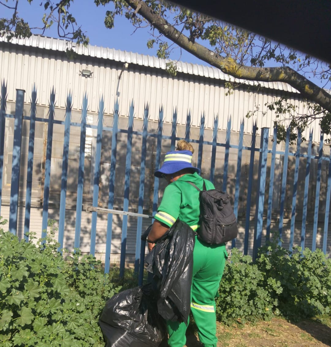 City_Ekurhuleni's tweet photo. 🚨 Following the tragic discovery of five female bodies in #KemptonPark and Olifantsfontein over the weekend, #Ekurhuleni has temporarily suspended litter-picking services in the affected areas to implement a - https://t.co/RvoJGfZITk