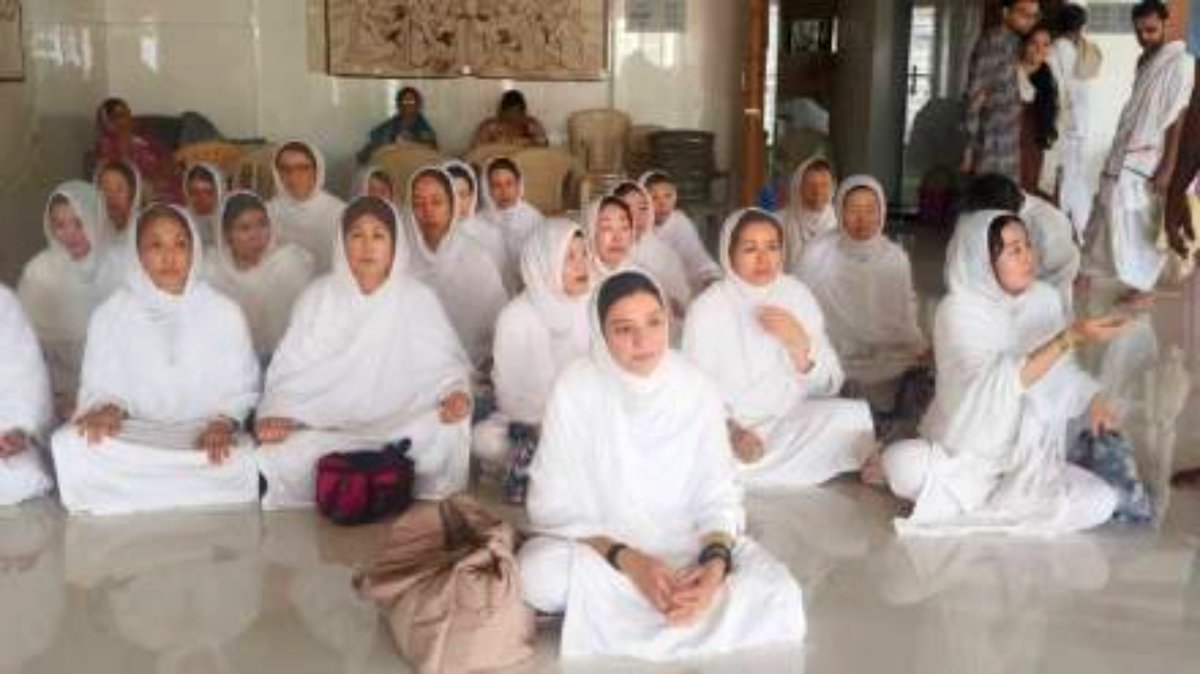 TanviSolanki_'s tweet photo. I'm pleased and Impreseed with the faith and devotion of Japanese for Jain Dharma ✨
34 Japanese Citizens Observing the Paryushan Festival 🙌

Currently, 34 Japanese citizens are immersed in observing the Jain festival of Paryushan in Bhayandar. The group comprises 9 men and 25 women, including doctors, nurses, banking professionals, engineers, and students.

These individuals, who traveled from Japan to India to practice Jainism, state that the Navkar Mahamantra has transformed the direction of their lives. During the Paryushan festival, they are not only strictly adhering to all the prescribed rituals but have also completely detached themselves from mobile phones and other digital devices.

The journey of these Japanese citizens into Jainism began approximately 25 years ago. Churushi Miyazawa, a Japanese psychiatrist who speaks fluent Hindi, recounts that during a visit to India in 2004—when she was just ten years old—she was deeply moved by the Jain temples in Jaisalmer and the teachings of Jainism.

Miyazawa, a Buddhist by birth, describes her connection to Jainism and Acharya Jayantsen Surishwarji as feeling like an ancient spiritual bond. She claims to have seen the Acharya in her dreams even before meeting him in person; she was astonished by this coincidence when she finally encountered him physically. That marked the beginning of a spiritual journey that continues to this day.

Miyazawa explains that after understanding the meaning of the Navkar Mahamantra from her Guru, she resolved to propagate it in Japan. She has also translated 'Navkar Mahima' into the Japanese language.