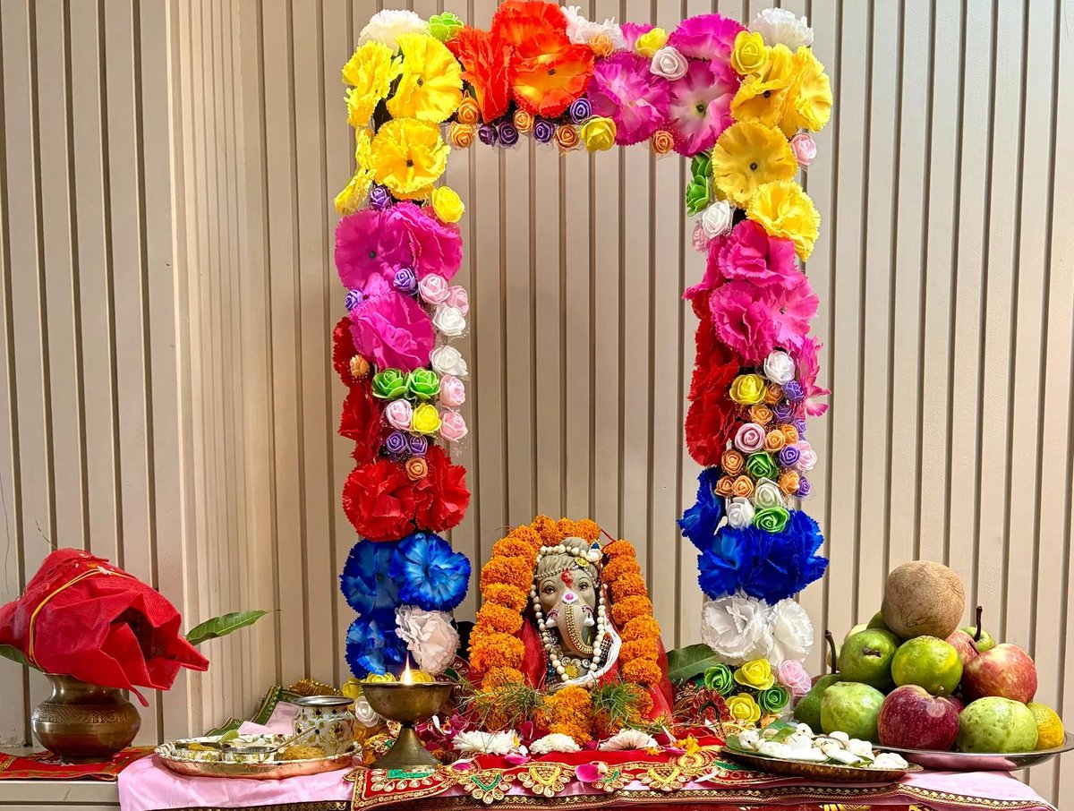 VIKASHM64078093's tweet photo. गणेश चतुर्थी के पावन अवसर पर सभी को हार्दिक शुभकामनाएं। 🙏🏻

भगवान श्री गणेश विघ्नों का नाश करें, सभी के जीवन में सुख, शांति और समृद्धि लेकर आएं तथा सभी को स्वस्थ एवं प्रसन्न रखें।

इस पावन पर्व पर भगवान गणेश से सभी के कल्याण और मंगल की प्रार्थना है।

गणपति बप्पा मोरया! https://t.co/QhcNprRMLV