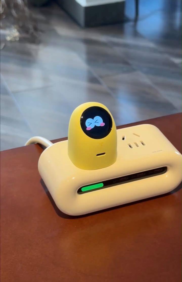 Danibruny's tweet photo. O iPhone 18 tá querendo levar meu rim embora, então vou me contentar com o que eu consigo pagar 😂
E sinceramente? Esse carregador é uma gracinha! Foi a coisa mais fofa que eu vi hoje 🥹💕 https://t.co/G9RC9rYrge
