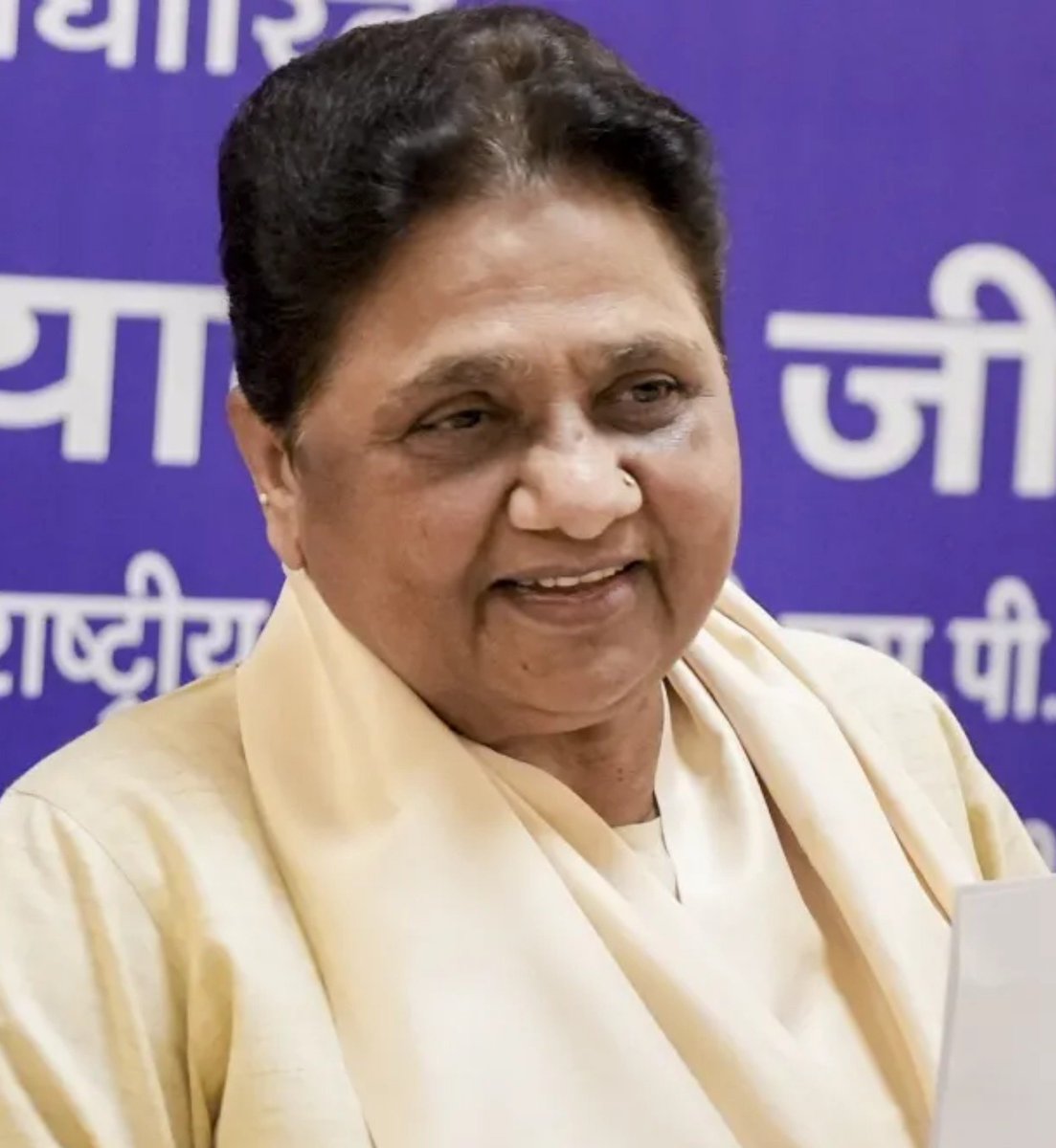 SurajKrBauddh's tweet photo. राजस्थान में बसपा का बुरा प्रदर्शन।  

यहां नगर निगम, नगर परिषद और नगर पालिकाओं के कुल 10,242 वार्ड हैं। इनमें से बसपा केवल 21 सीटें जीती है और हम ऐसे खुश हो रहे हैं, मानो कोई बड़ी जंग जीत ली हो।

एक राष्ट्रीय पार्टी के लिए यह परिणाम बेहद निराशाजनक और चिंताजनक है। अभी अगले साल दिल्ली नगर निगम के चुनाव भी होने हैं। फिलहाल दिल्ली में हमारा एक भी पार्षद नहीं है। पिछले साल हुए विधानसभा चुनाव में दिल्ली की 70 विधानसभा सीटों को मिलाकर बसपा को कुल लगभग 67,000 वोट मिले। सभी 70 सीटों पर हमारी जमानत जब्त हो गई। आखिरी बार बसपा के दो विधायक 2008 के विधानसभा चुनाव में जीते थे।

ऐसे में राजस्थान के इस चुनाव परिणाम को देखकर दिल्ली नगर निगम चुनाव के लिए भी कोई खास उम्मीद नजर नहीं आती। दिल्ली देश की राजधानी है। यहां बसपा के पदाधिकारियों को और ज्यादा मेहनत, सक्रियता और संगठन निर्माण पर ध्यान देना चाहिए। लेकिन दिल्ली में जिस तरह की सुस्ती दिखाई दे रही है, हालिया परिणामों के बाद भी उसमें सुधार की कोई उम्मीद नजर नहीं आती।

अब सवाल यह है कि आखिर राजस्थान में बसपा का इतना खराब प्रदर्शन क्यों हुआ? कुछ साथियों का तर्क है कि बसपा महज एक तिहाई सीटों पर चुनाव लड़ी थी। ऐसे में भी बड़ा सवाल यही है कि बसपा सभी सीटों पर चुनाव क्यों नहीं लड़ी? लोकतंत्र में किसी भी पार्टी को पूर्ण तैयारी के साथ अधिक से अधिक सीटों पर चुनाव लड़ने की भूख होनी चाहिए।

एक समय था जब बसपा को नेता बनाने वाली फैक्ट्री कहा जाता था। कांशीराम साहब ने हजारों-लाखों कार्यकर्ताओं को तैयार किया और उनमें से नेतृत्व खड़ा किया। आज स्थिति यह है कि हमारे पास पर्याप्त संख्या में स्थानीय नेता और जिम्मेदारी उठाने वाले कार्यकर्ता ही नहीं हैं। मजबूरन एक-एक व्यक्ति को कई-कई राज्यों का प्रभारी बनाया जा रहा है और परिणाम लगातार गिरते जा रहे हैं।

आप खुद सोचिए। मुझे नहीं पता कि वर्तमान में राजस्थान का प्रभार किसके पास है, लेकिन जब एक व्यक्ति को पांच-पांच, दस-दस राज्यों का प्रभारी बना दिया जाएगा तो ऐसे परिणाम आने ही हैं। एक व्यक्ति अपना कितना समय और ऊर्जा अलग-अलग राज्यों में दे सकता है? उसका अधिकांश समय यात्रा में निकल जाता है। समय और संसाधन दोनों खर्च होते हैं और लगातार भागदौड़ का असर स्वास्थ्य पर भी पड़ता है।

यह व्यवस्था सिर्फ संगठन को कमजोर नहीं करती, बल्कि इससे पदाधिकारियों के बीच अपना प्रभाव बढ़ाने और अधिक से अधिक आर्थिक लाभ लेने की प्रवृत्ति को भी बढ़ावा मिलने की आशंका रहती है। जब एक व्यक्ति के पास कई राज्यों की जिम्मेदारी होगी, तो स्वाभाविक है कि उसकी प्राथमिकता हर राज्य के जमीनी संगठन और कार्यकर्ताओं पर बराबर नहीं रह पाएगी।

बारां में आप खुद देखिए, अरविंद केजरीवाल की आम आदमी पार्टी (AAP) राजस्थान के नगर निकाय चुनाव में भाजपा और कांग्रेस को भी पछाड़ दिया है। दूसरी तरफ, 10,242 वार्डों में बसपा केवल 21 सीटें जीत सकी है। एक राष्ट्रीय पार्टी का इतनी बुरा परफॉर्मेंस पर गंभीर समीक्षा होनी चाहिए, न कि समाज के युवाओं को यह बहलाने की कोशिश कि देखो इतनी कम सीटें जीतकर कोई बहुत बड़ी उपलब्धि हासिल कर ली है।

21 सीटें जीतना उपलब्धि नहीं, बल्कि समीक्षा का विषय है। माननीया बहन @Mayawati जी को बसपा पदाधिकारियों की जवाबदेही करनी चाहिए। किस प्रभारी ने कितने कार्यकर्ता जोड़े? कितने नए बूथ बनाए? कितने स्थानीय नेताओं को तैयार किया? संगठन कितना मजबूत हुआ? चुनाव में पार्टी का वोट प्रतिशत क्यों नहीं बढ़ा? इन सबकी समीक्षा होनी चाहिए।

एक व्यक्ति को 5-10 राज्यों का प्रभारी बनाकर हम न तो मजबूत स्थानीय नेतृत्व तैयार कर पाएंगे और न ही संगठन को जमीन पर खड़ा कर पाएंगे। इसीलिए हमारा सुझाव है कि बसपा में एक व्यक्ति को सिर्फ एक राज्य का प्रभारी बनाया जाए। सिंपल सा फॉर्मूला है; एक व्यक्ति, एक राज्य, एक प्रभारी।

- सूरज कुमार बौद्ध