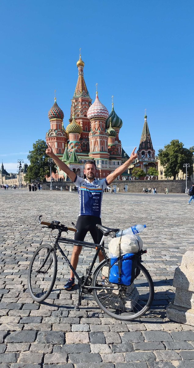 RusBotschaft's tweet photo. 🚲 Mit dem Fahrrad nach Moskau: Ein Leipziger auf dem Roten Platz
 
Der Leipziger André Voigt (46), geboren in Meuselbach, Thüringen, ist Tischler von Beruf und kein professioneller Sportler. Aber wenn er sich ein Ziel setzt, dann ist er auch so hartnäckig wie ein Olympiasieger. Im Gespräch mit der MDZ erzählt er von zwei Leidenschaften: Russlandliebe und Radfahren.
 
🗞 Auszüge aus dem Interview von André Voigt mit der Moskauer Deutschen Zeitung:
 
❓ Wie entstand die Idee, mit dem Fahrrad nach Russland zu fahren?
 
💬 Ich wollte eine große Fahrradtour machen. Bei meinen ersten Trainingsrunden im Januar dieses Jahres merkte ich, dass ich eine gute Grundkondition habe und darauf aufbauen kann. Ich liebe Moskau. Für mich ist das die schönste Großstadt, die ich bis jetzt auf der Welt gesehen habe. Und ich liebe das Fahrradfahren, also habe ich beides verbunden. Danach trainierte ich sechs Monate lang bei jedem Wetter: bei Regen, Kälte, starkem Wind und zuletzt auch bei 35 bis 40 Grad. An heißen Tagen fuhr ich Etappen von 150 bis 160 Kilometern, um auf extreme Bedingungen vorbereitet zu sein.
 
❓ Woher kommt Ihre Begeisterung für Russland?
 
💬 Ich war 2015 zum ersten Mal dort und reise seitdem regelmäßig nach Russland. Ich habe viele Länder gesehen, unter anderem Brasilien, Venezuela, Kolumbien, China und zahlreiche europäische Staaten. Aber die Mentalität, Gastfreundschaft und Hilfsbereitschaft, die ich in Russland erlebt habe, sind für mich einzigartig. Ich wurde von völlig Fremden zu Geburtstagen, Hochzeiten und sogar Beerdigungen eingeladen. Für mich sind nicht Berge oder das Meer das Wichtigste, sondern die Möglichkeit, am Alltag der Menschen teilzunehmen.
 
❓ Wie wurden Sie in Russland als Deutscher aufgenommen?
 
💬 Sehr positiv. Ich spürte weder Ausländerfeindlichkeit noch Aggressivität gegenüber Deutschen. Im Gegenteil: Als Deutscher wurde ich meist mit Interesse und Respekt behandelt. Auf dieser Reise kam ich mit einer Familie ins Gespräch. Der Mann sprach etwas Englisch und lud mich ein, auf seinem Grundstück zu übernachten. Ich durfte in seinem alten Volkswagen-Bus schlafen und an einem Kindergeburtstag teilnehmen. Solche Begegnungen habe ich in Westeuropa nie erlebt.
 
🔗 Das ganze Interview lesen (https://t.co/VxNZolGir4)
 
@RusBotschaft
 
#Russland #Deutschland #Reisen