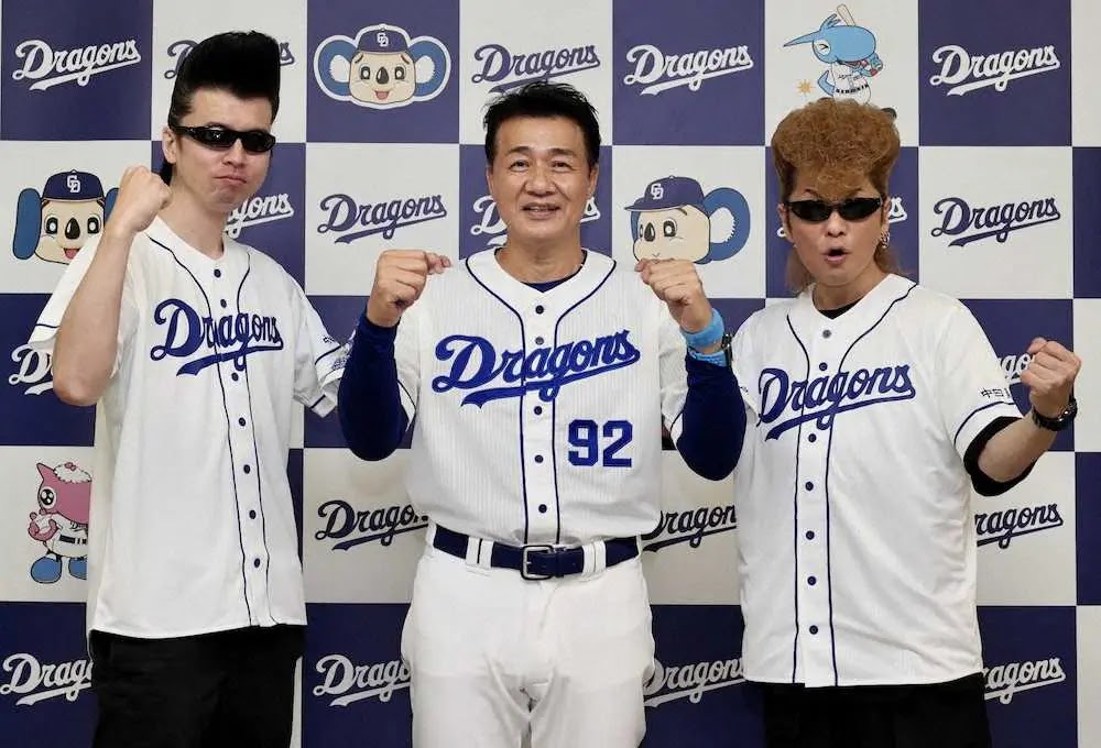 Tommy1031_bot's tweet photo. 母が長野県出身で親戚、家族がドラゴンズファンだった縁で小さい頃からの竜党。「皆、応援しているが、三ツ俣選手が（スタメンに）来てから打線がつながっている。今日も良い感じでいってくれたら」とエール。「先発の小笠原投手も今シーズンいい投球が続いているので頑張って欲しい」と白星を願った。 https://t.co/Vr3dCsMpp8