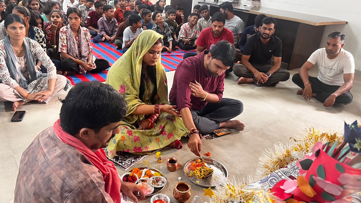 EmrsGarbada's tweet photo. भगवान गणेश हम सभी पर अपनी कृपा बनाए रखें... आज EMRS गरबाडा दाहोद में भगवान गणेश की स्थापना की गई।
हम ईश्वर से प्रार्थना करते हैं कि वे हमें हमेशा खुश और स्वस्थ रखें।#Happyganeshchaturthi @NESTSHQ @gstesgnr @CollectorDahod @PA_TASP_Dahod https://t.co/xIDbRc6okN