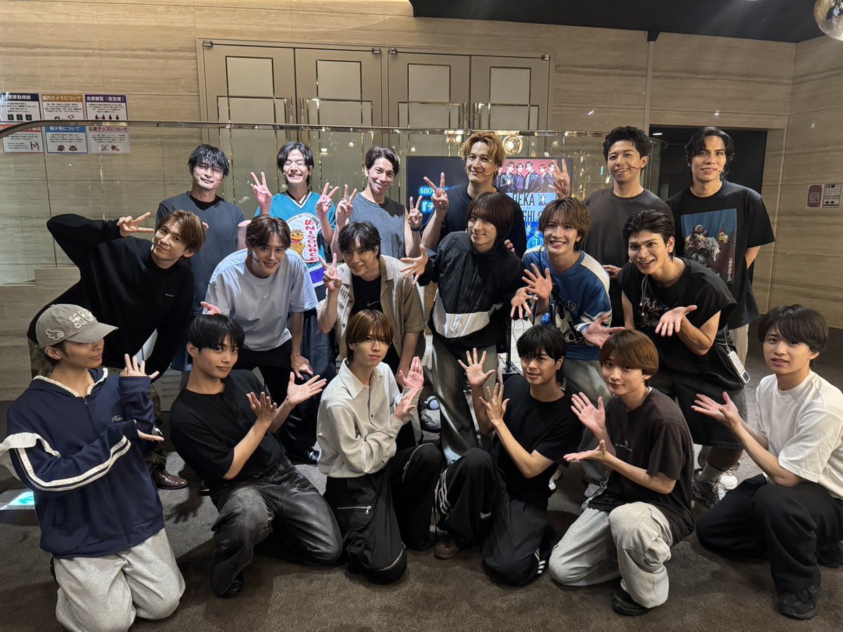 makoto_matsuri's tweet photo. Cloud tenのメンバーが舞台を観に来て下さいました^ ^

同じく秋元康プロデュースとして年齢関係なく刺激し合える関係ですありたいですね‼️

僕らももっと頑張ろう👊

#cloudten https://t.co/RgA5RE1aao