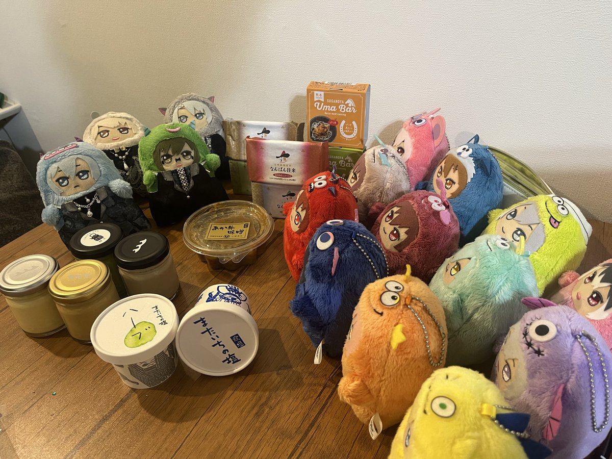 m_2and8's tweet photo. 福岡遠征組4人「ただいまー！お土産買ってきたぞー（きましたよ）！」

👓「イチはこっちな」
🍮「いおりん、これが1番喜ぶと思って買ってきた！ﾄﾞﾔ」

🍊「よかったな！一織！お前これ好きだもんなぁ！」
🐰「…これで喜ぶと思われているのは少々不本意ですが…ありがたく頂戴します（嬉しそう）」 https://t.co/6MOXLPxpqT