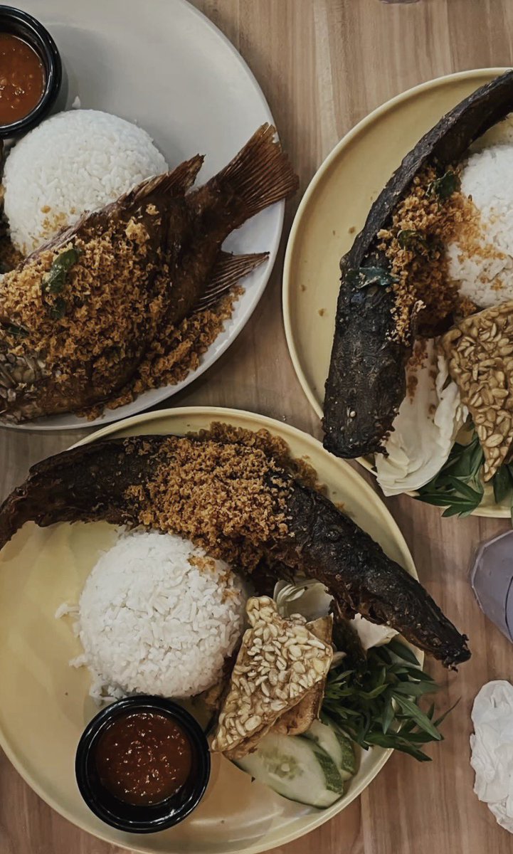 spazzystatic's tweet photo. ⠀ 

📍KAKAK YASA’S HOUSE

Sebentar lagi rumah kakak disulap jadi rumah makan saja 🤔🤤 Thank you for having us kakak and om ganteng, nanti enol delapannya bisikin ke aku ku kenalin ke Mama Patricia. 🤭

+ @calicatocide 
 ⠀ https://t.co/JJ1ZN3cvY1