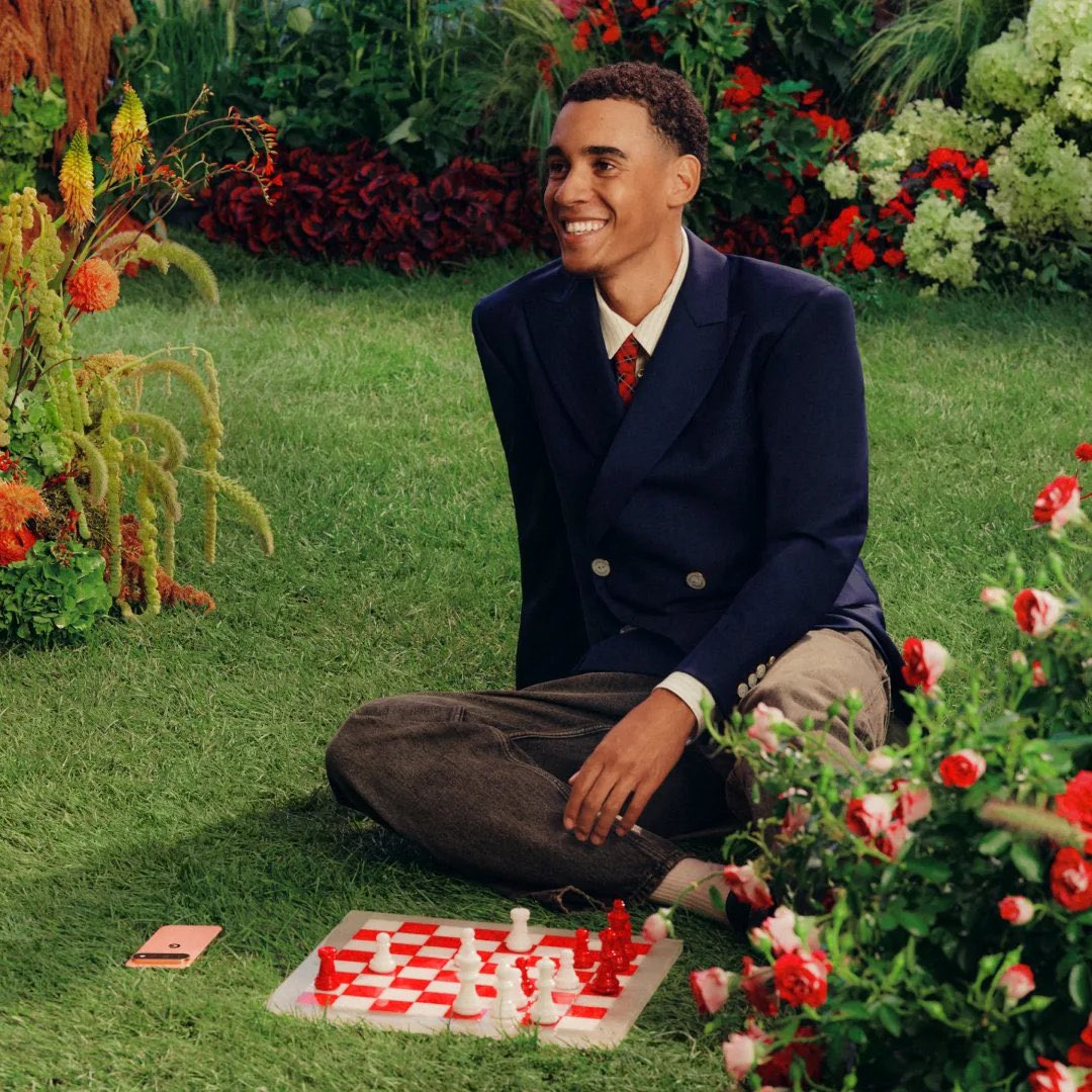 mboopolise's tweet photo. i rly love the difference between jamal’s chess photoshoot vibes and michael’s 💐🖤 https://t.co/xRFIJYgMI8