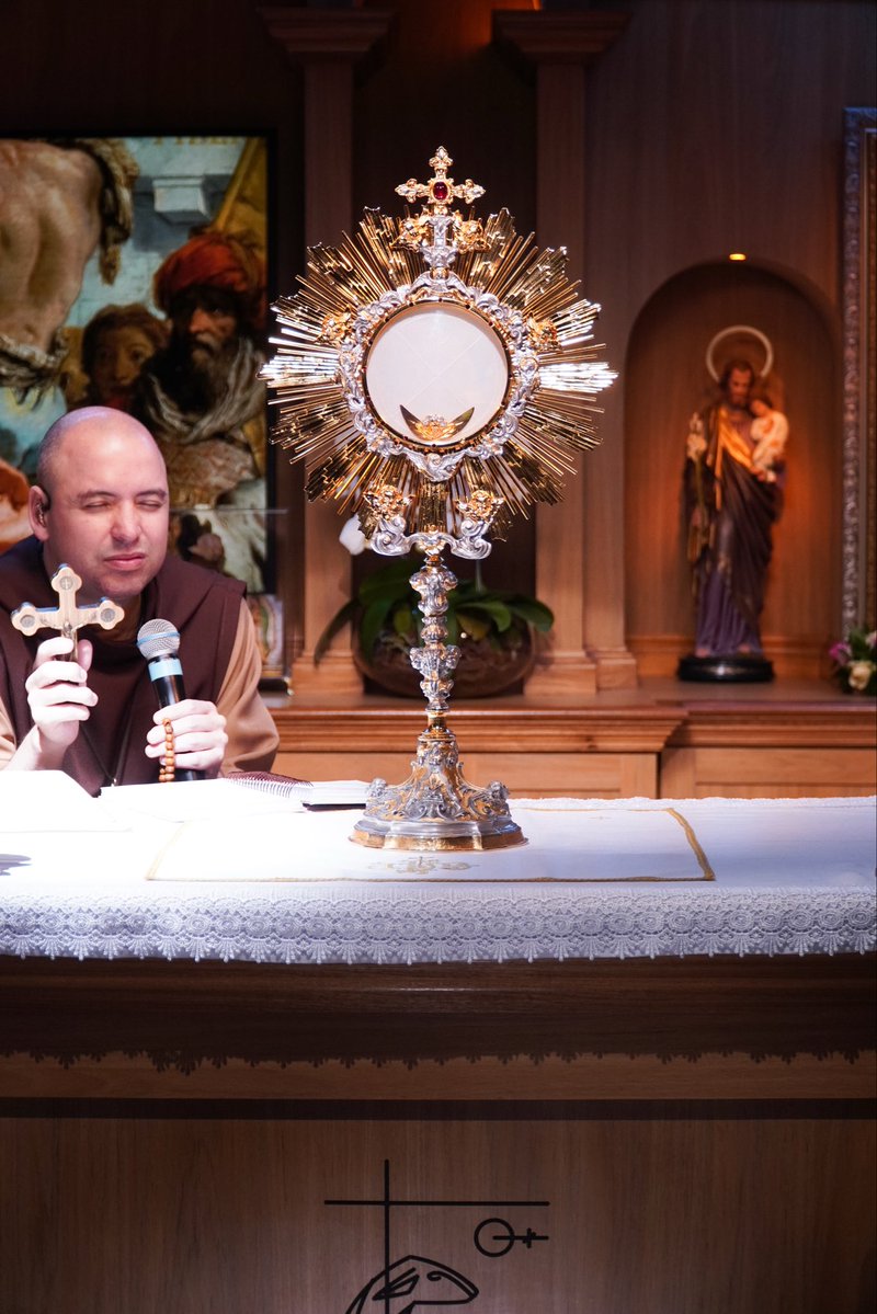 FreiGilsonCMES's tweet photo. Que alegria rezar mais um Santo Rosário com você!
Começamos mais uma semana com tudo, neste dia tão especial da Exaltação da Santa Cruz. Foi uma madrugada de muita oração e graça.

E vamos aproveitar, minha gente, porque os nossos 40 dias já estão caminhando para o fim. Vamos permanecer firmes e viver intensamente cada dia que ainda temos juntos.

Me conta aqui nos comentários: qual foi o momento que mais te marcou hoje?
