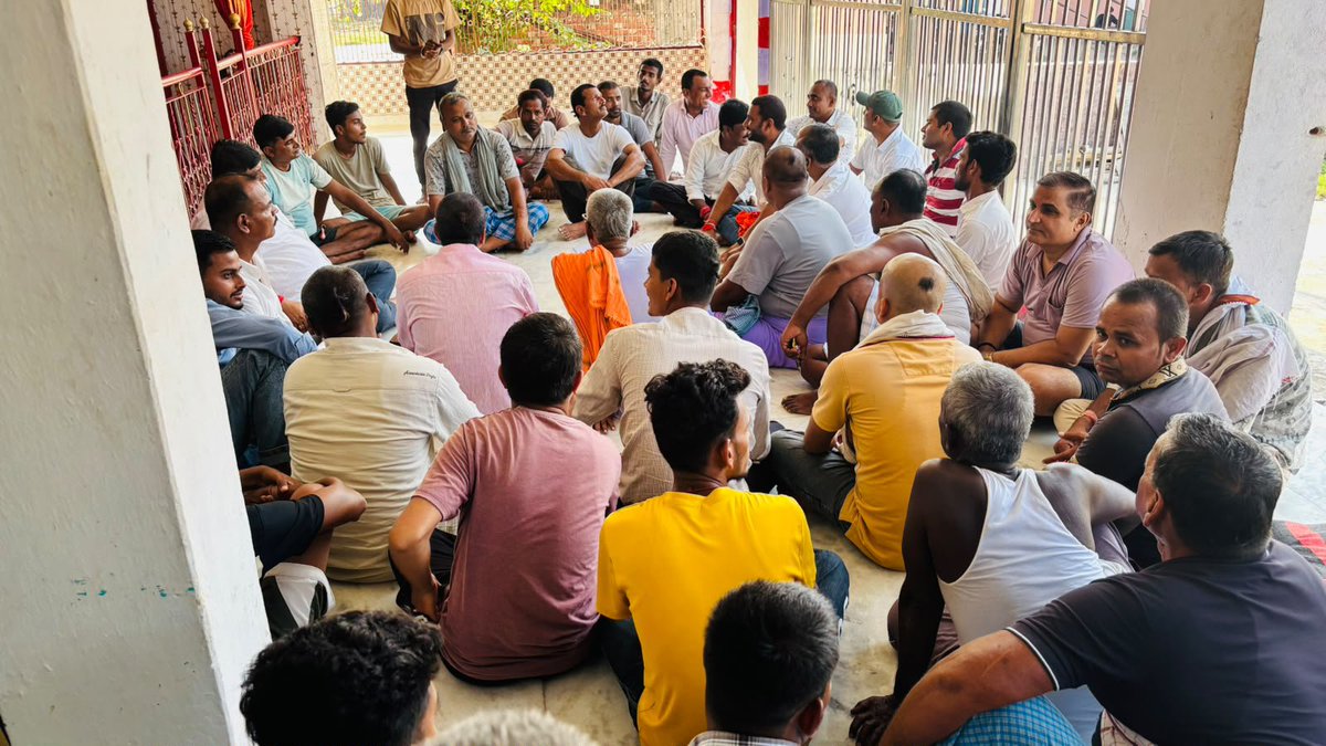 amitraybittu's tweet photo. आज दरभंगा जिला के शिवराम गाँव स्थित दुर्गा मंदिर प्रांगण में दोपहर 2 बजे दुर्गा पूजा के आयोजन हेतु ग्रामवासियों की बैठक आयोजित की गई, जिसमें पूर्व समिति को पुनः सर्वसम्मति से चुना गया। हमारे द्वारा रखे गए प्रस्ताव को भी समस्त ग्रामीणों ने सर्वसम्मति से स्वीकार किया।

#Shivram https://t.co/8eUv0idhB2