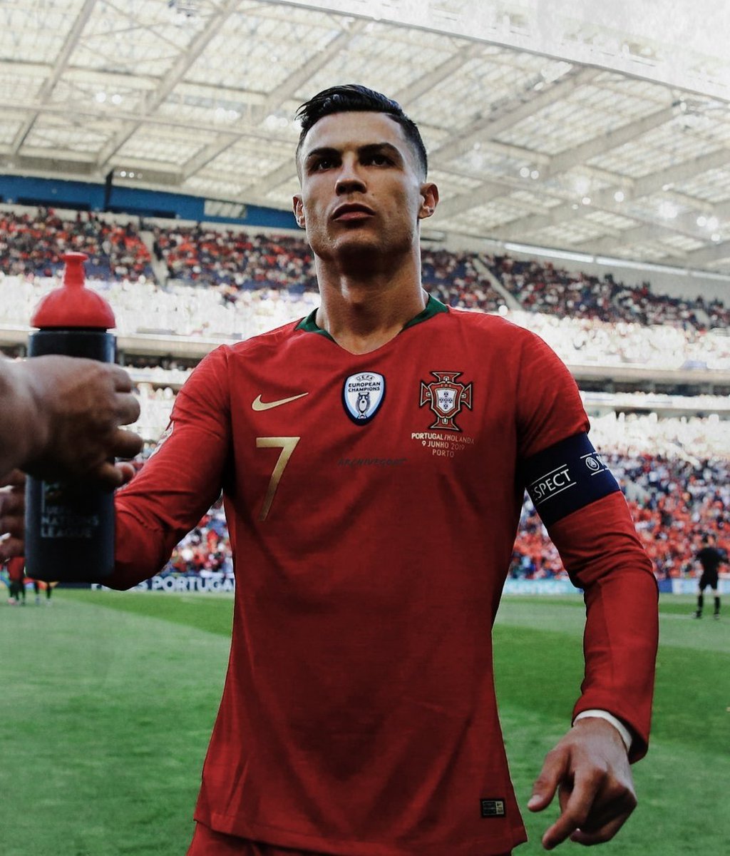 OficialSala12's tweet photo. 🇵🇹 CRISTIANO RONALDO:
🏟 1336 jogos
⚽️ 979 gols
🅰️ 261 assistências
🏆 37 títulos

🇦🇷 LIONEL MESSI:
🏟 1174 jogos
⚽️ 928 gols
🅰️ 423 assistências
🏆 46 títulos

Eu vivi a Era Messi e CR7. https://t.co/AdbGX93D9R