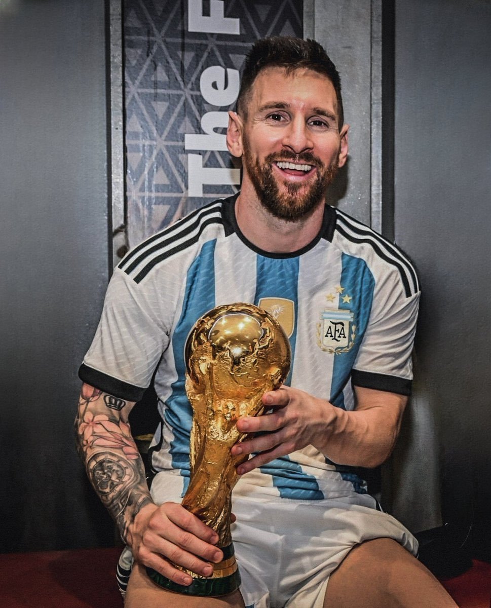 OficialSala12's tweet photo. 🇵🇹 CRISTIANO RONALDO:
🏟 1336 jogos
⚽️ 979 gols
🅰️ 261 assistências
🏆 37 títulos

🇦🇷 LIONEL MESSI:
🏟 1174 jogos
⚽️ 928 gols
🅰️ 423 assistências
🏆 46 títulos

Eu vivi a Era Messi e CR7. https://t.co/AdbGX93D9R