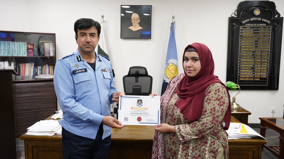 ICT_Police's tweet photo. فرینڈز آف پولیس پروگرام کے تحت انٹرن شپ مکمل کرنے والے طلبہ میں ڈی آئی جی ہیڈکوارٹرز محمد جواد طارق نے سرٹیفکیٹس تقسیم کیے اور ان کے مستقبل کے لیے نیک خواہشات کا اظہار کیا۔

#WeRIslamabadPolice #FriendsOfPolice https://t.co/flmFGNqlPV