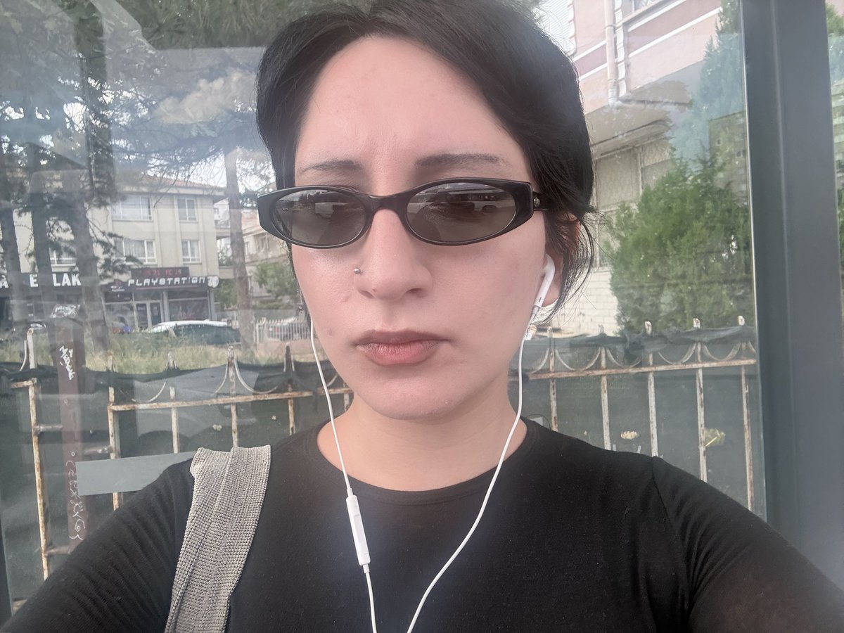 valentinabd9x's tweet photo. lise çıkışına denk geldim mal mal bakıyorlar aq https://t.co/wLiMU1qdfO