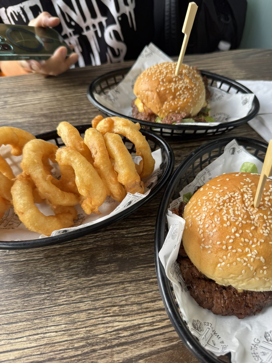ren_dachs's tweet photo. Brisbane のBurger shop🍔でbranchしてたら通りすがりの若者に
“Yummy?”って聞かれたから
“Yes, yummy!”って返したら
“Very very yummy?”ってきたので
“Very very yummy “と返してみた🤣
こーゆーコミュニケーションは楽しいね！
😂😂 https://t.co/MK5jhLGb6r
