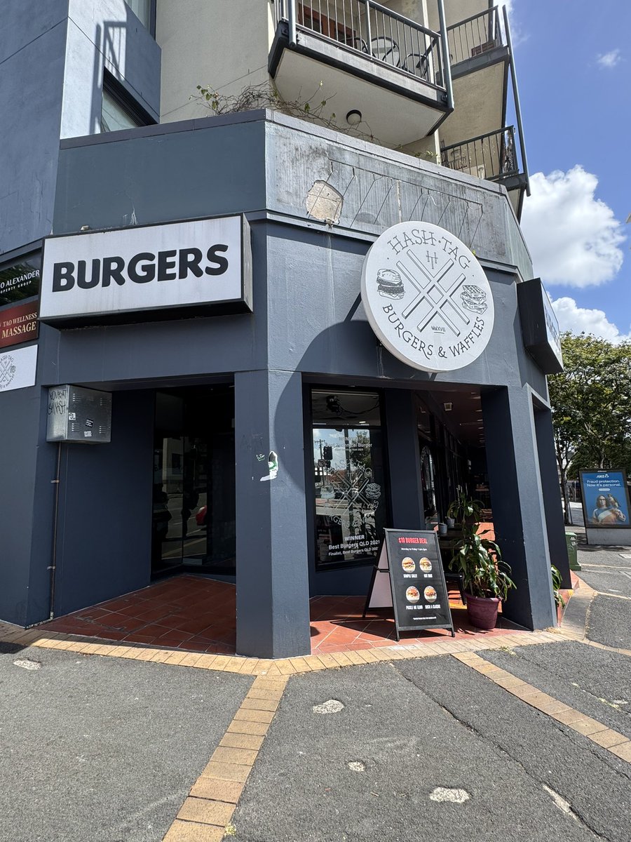 ren_dachs's tweet photo. Brisbane のBurger shop🍔でbranchしてたら通りすがりの若者に
“Yummy?”って聞かれたから
“Yes, yummy!”って返したら
“Very very yummy?”ってきたので
“Very very yummy “と返してみた🤣
こーゆーコミュニケーションは楽しいね！
😂😂 https://t.co/MK5jhLGb6r