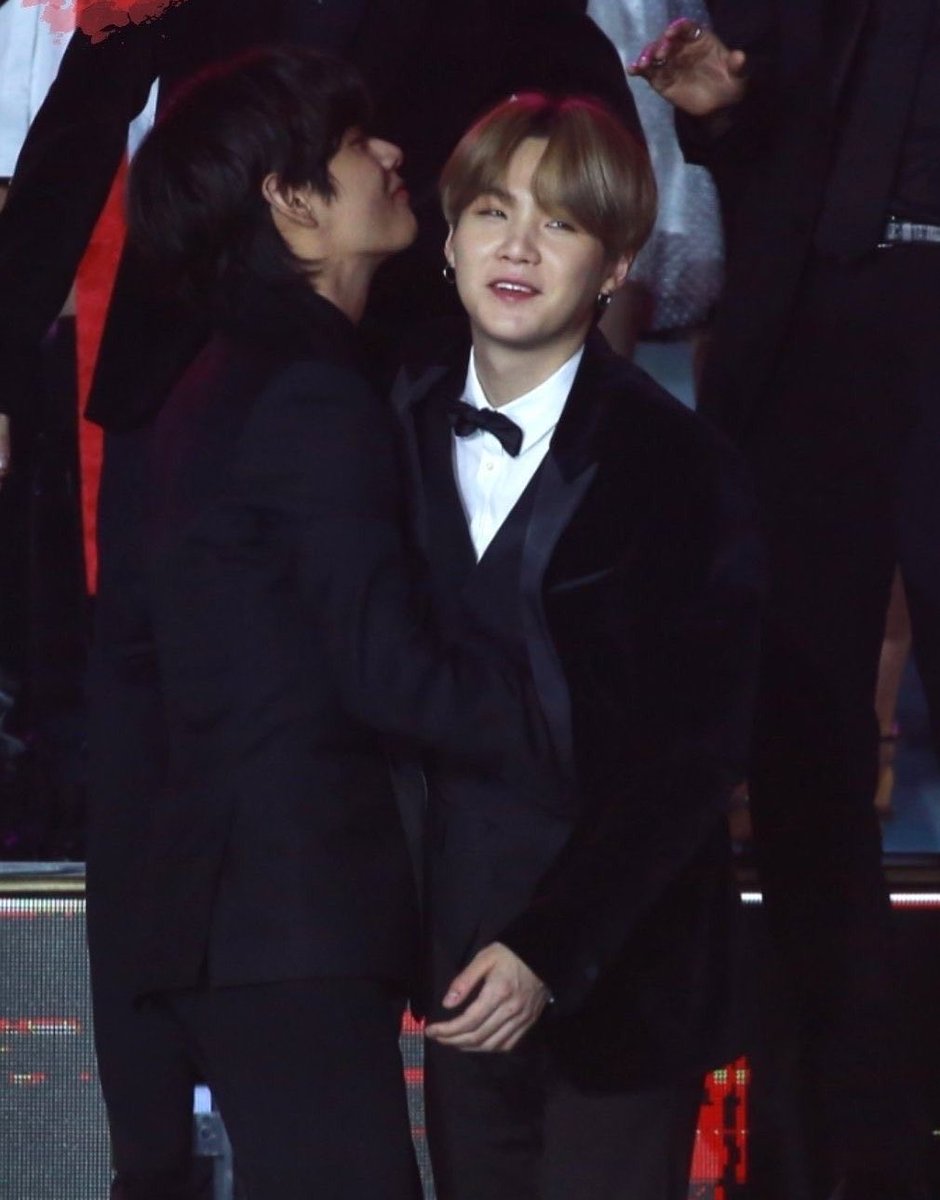 taegimm's tweet photo. Taehyung always holds his baby girl Yoongi by his slender waist 🫠 https://t.co/UYtHWHTsOY