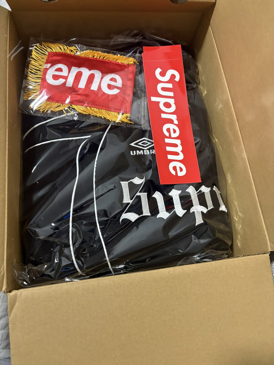 takashi8610's tweet photo. supreme アンブロ到着しました。
ベロアが高級感があってとてもよい😙
買うか迷ってたが買ってよかった〜😭

#supreme
#week4 https://t.co/EgYw64RRs2