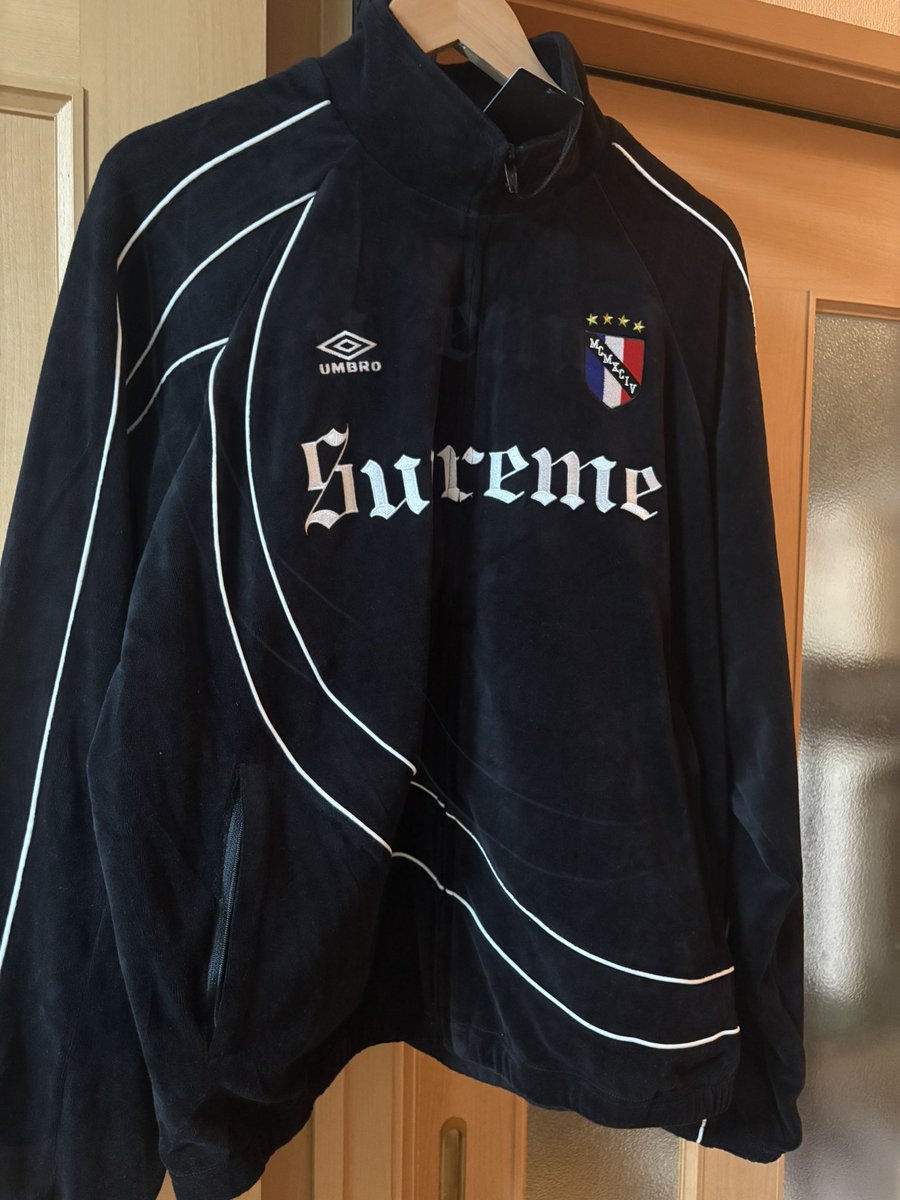 takashi8610's tweet photo. supreme アンブロ到着しました。
ベロアが高級感があってとてもよい😙
買うか迷ってたが買ってよかった〜😭

#supreme
#week4 https://t.co/EgYw64RRs2