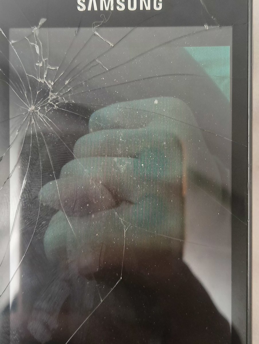 baidee_'s tweet photo. kardesıms chromdan twıttera gıremıyon mu dedım, yazınca bu cıkıyo dedı el hareketı cektıgı fotografı gosterdı https://t.co/zdED4bvQYs