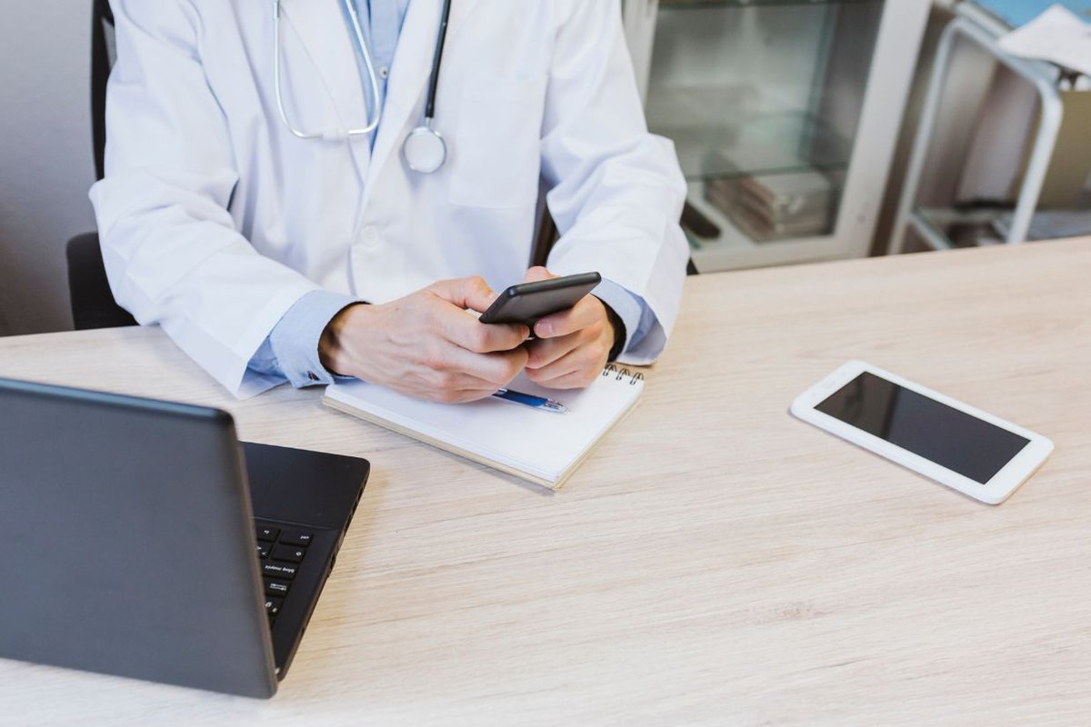 SEMG_ES's tweet photo. 🤖 @PulseLife_ES y la SEMG colaboran en la evaluación de una alternativa europea de #IA médica basada en la evidencia 

🔎 El objetivo: analizar su utilidad desde la realidad de la #MedicinadeFamilia, con rigor científico, transparencia y respeto al juicio clínico del profesional.

📚 La herramienta gratuita ofrece respuestas contextualizadas y acompañadas de referencias científicas accesibles, para que el médico pueda consultar las fuentes y contrastar la información.

🆕 Fue presentada en primicia durante el 32º Congreso Nacional #SEMG26 en junio, y tuvo una acogida positiva:
•Los médicos le atribuyeron un 4,59/5 
•El 82,7% tiene mayor confianza en PulseLife que en Google o ChatGPT, gracias a sus fuentes oficiales visibles
•79,3% califican la precisión de la respuesta demostrada como alta o muy alta

📱 La app está disponible en:
Apple Store
Google Store 

Más información en https://t.co/ZtbIXrqwcC

#AtenciónPrimaria #SaludDigital