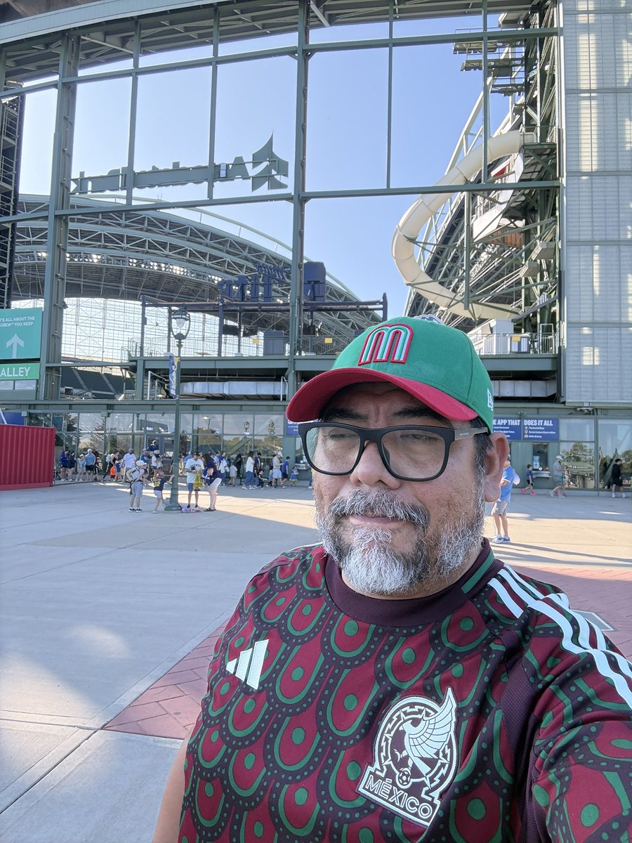 Don_Vidio's tweet photo. Saludos bebesones desde el estadio de los cerveceros de Milwaukee, los escuchamos a través del podcast para que nos manden saludos y al compadre Eric García que no lo dejaron venir porque lo traen con el mismo problemita de Matrin, https://t.co/78vWfhbPF4