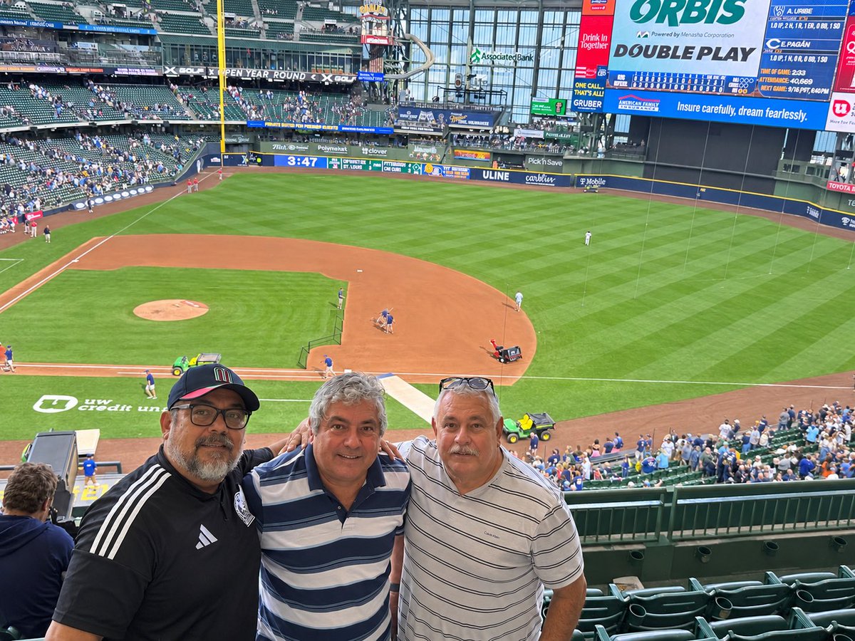 Don_Vidio's tweet photo. Saludos bebesones desde el estadio de los cerveceros de Milwaukee, los escuchamos a través del podcast para que nos manden saludos y al compadre Eric García que no lo dejaron venir porque lo traen con el mismo problemita de Matrin, https://t.co/78vWfhbPF4