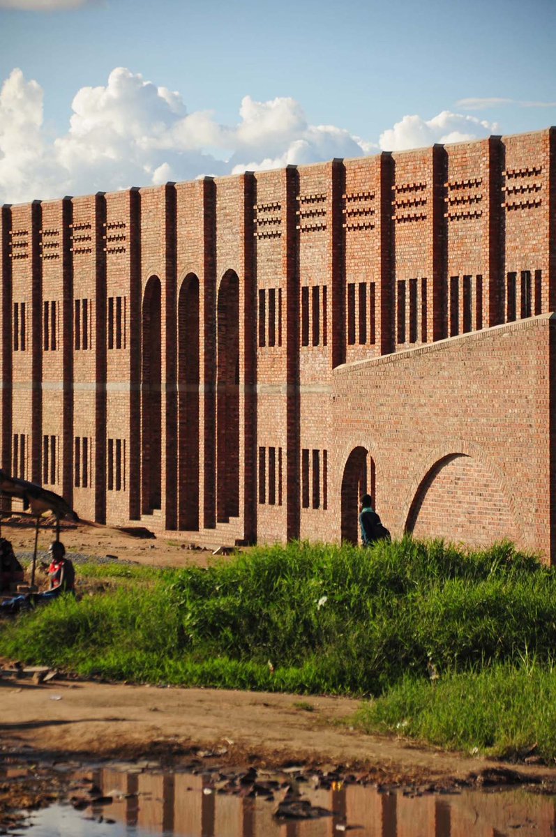 shavnyuyngah's tweet photo. In Hopley, on the edge of Harare, a primary school was built almost entirely by hand. 600,000 bricks, laid one at a time by local masons, foremen, and untrained young workers learning the trade as they went. No steady water supply on site. No steady electricity. Seven construction phases across seven years, built by Ingenieure ohne Grenzen, a Berlin-based nonprofit, working alongside the Hopley community itself.

A thread 🧵