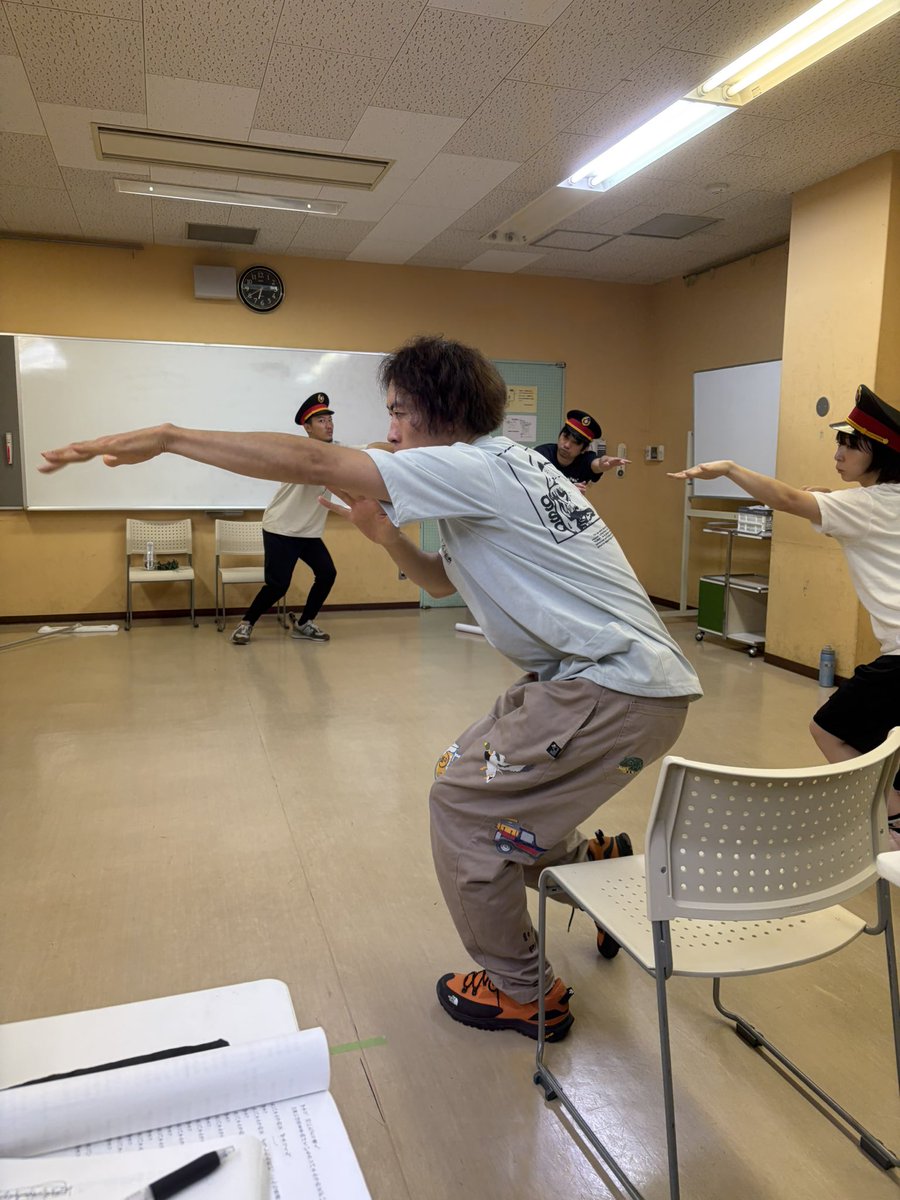 torisitorisi's tweet photo. #あのね企画
#ザネリの星
#宮沢賢治

稽古稽古の日々。
今日は育海を交え、振付稽古、シーン稽古。
やっぱりブッシュ���ンのダンスの強度は素晴らしいです。
良きシーンが生まれそう！ https://t.co/HRgyBtOrYp
