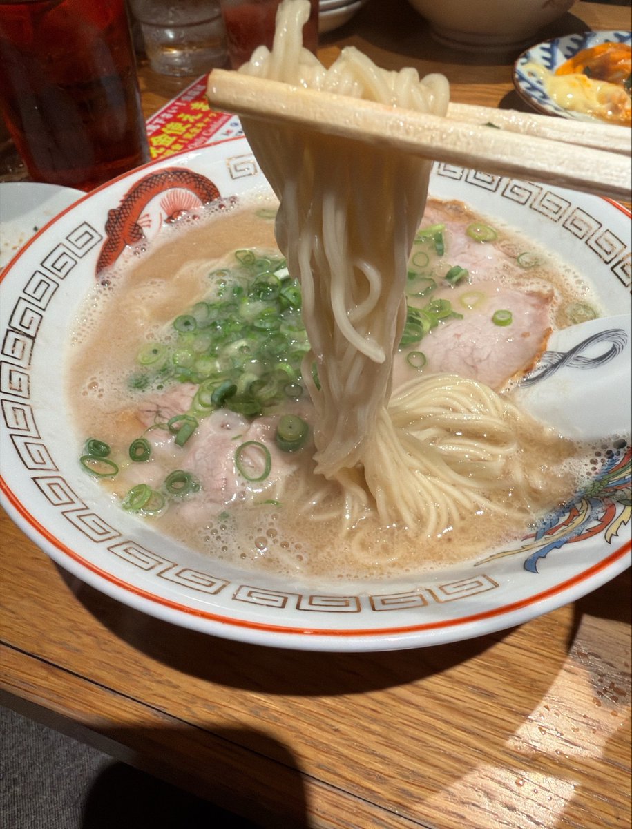kawamura_ai0608's tweet photo. 【今日食べたラーメン日記】

高田馬場 
博多ラーメン でぶちゃん

博多にはないお店。博多ラーメン🍜
店主さんのこだわり満点の
ラーメンと、とびっこチャーハン。

食べたことない食感でわくわくが
止まりませんでした🤤
ラーメンは本格的なとんこつの馨り。
お腹いっぱいでも食べたくなっちゃう
幻のラーメンです🐷🍜 #かわむーめん