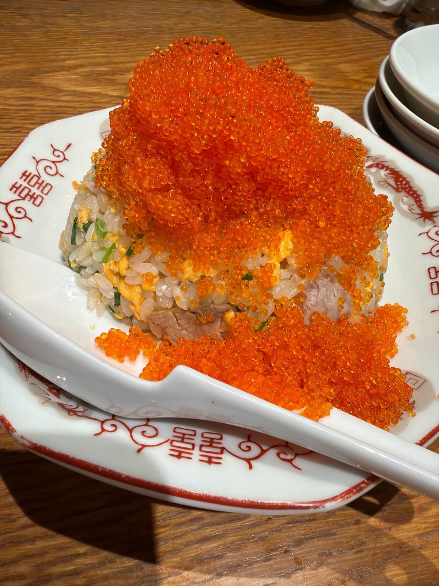 kawamura_ai0608's tweet photo. 【今日食べたラーメン日記】

高田馬場 
博多ラーメン でぶちゃん

博多にはないお店。博多ラーメン🍜
店主さんのこだわり満点の
ラーメンと、とびっこチャーハン。

食べたことない食感でわくわくが
止まりませんでした🤤
ラーメンは本格的なとんこつの馨り。
お腹いっぱいでも食べたくなっちゃう
幻のラーメンです🐷🍜 #かわむーめん