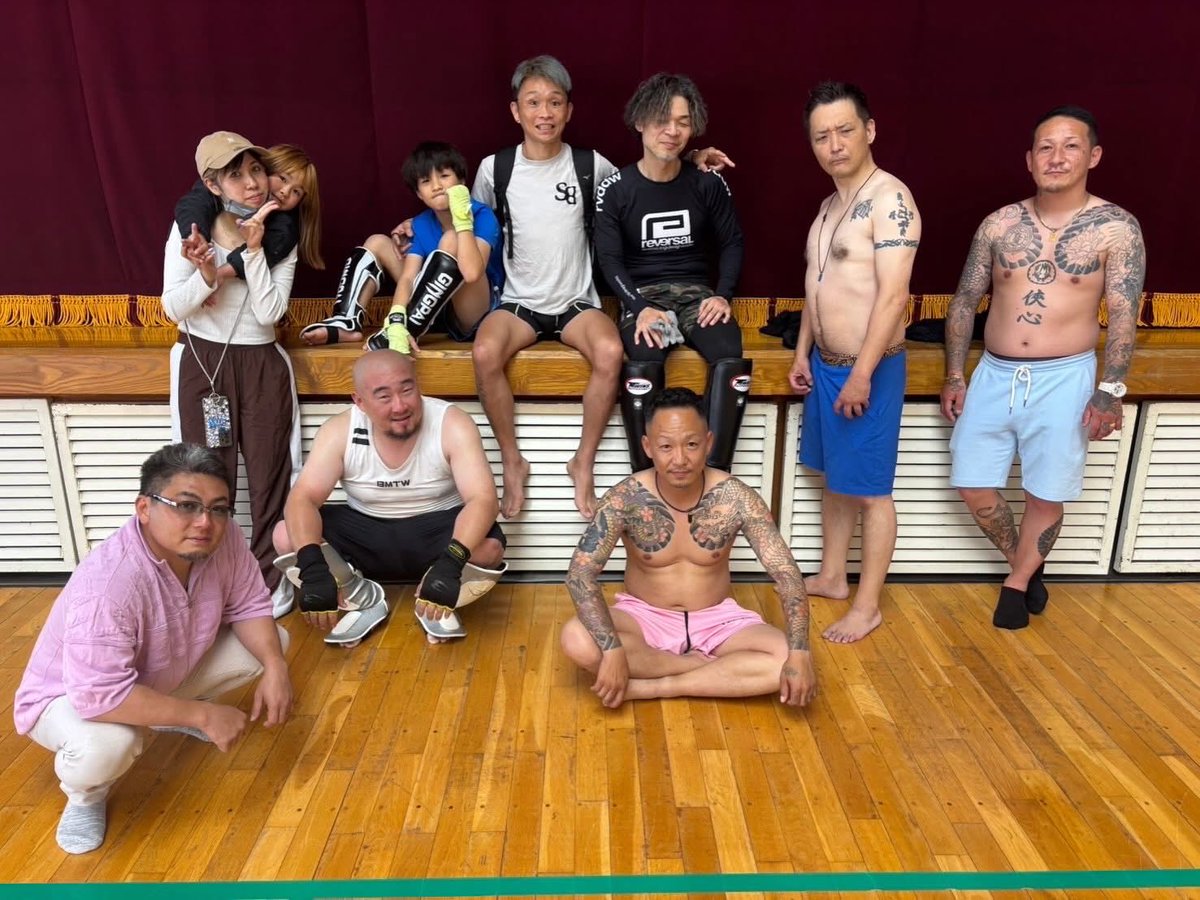 bakabonneko's tweet photo. 今日は休みで嬉しくてウキウキしてたけど昼過ぎに、ほとんどゾンビみたいになって外を歩いてたな。
昔は「独りが心地いい」とかカッコつけてたが、極端に一人が苦手なのだ。
夜に友達から電話が来て、正気に戻り元気になった。
人間なんてそんな強い生き物じゃないもんな。
独りは怖いよな。 https://t.co/jLxQXmICvA