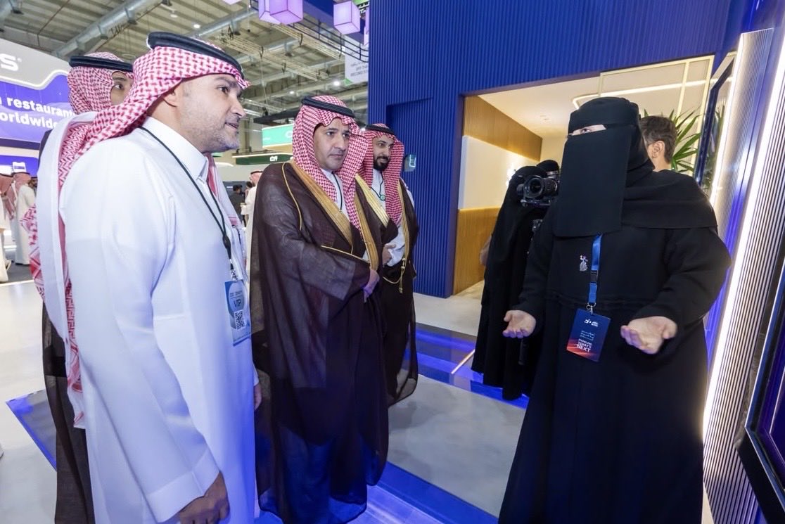elm's tweet photo. يا مرحبا بزيارة م. يوسف الحرقان الرئيس التنفيذي للمركز الوطني لنظم الموارد الحكومية، اطّلع خلال زيارته لجناحنا في #Money2020MiddleEast على أبرز حلول #علم المالية الرقمية التي تهدف إلى تحسين الكفاءة التشغيلية وتعزيز تجربة العملاء. https://t.co/Id6Y5nFotJ