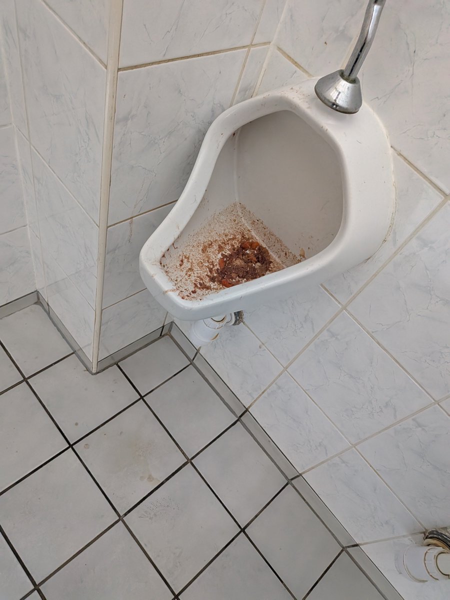 lukashzbok's tweet photo. @malykargul112 U mnie raz ktoś narzygał do pisuaru https://t.co/4WbZS9iwLd