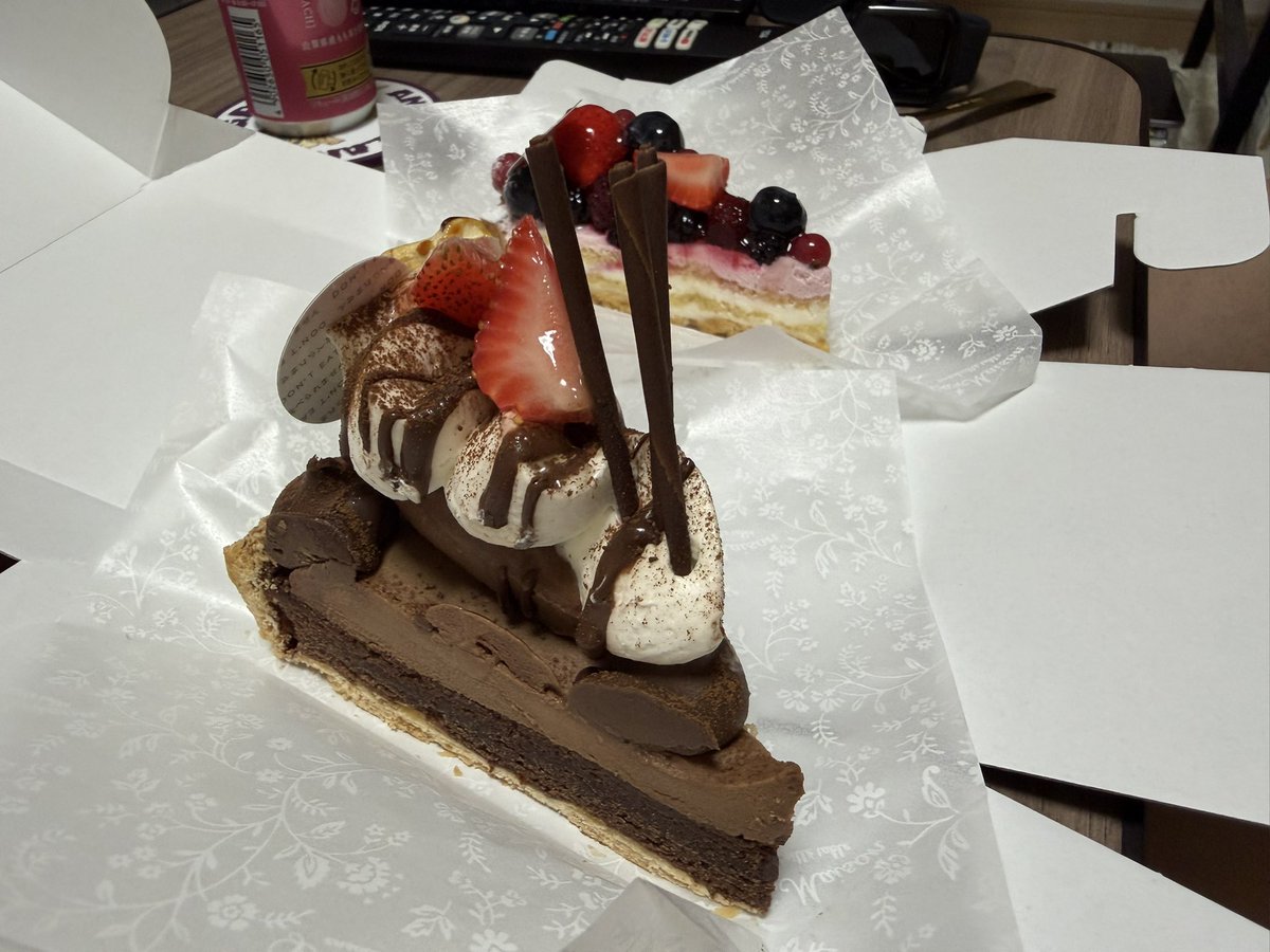 hereso_'s tweet photo. 風船飛んだ
ケーキたべた https://t.co/hUADSGoZVJ