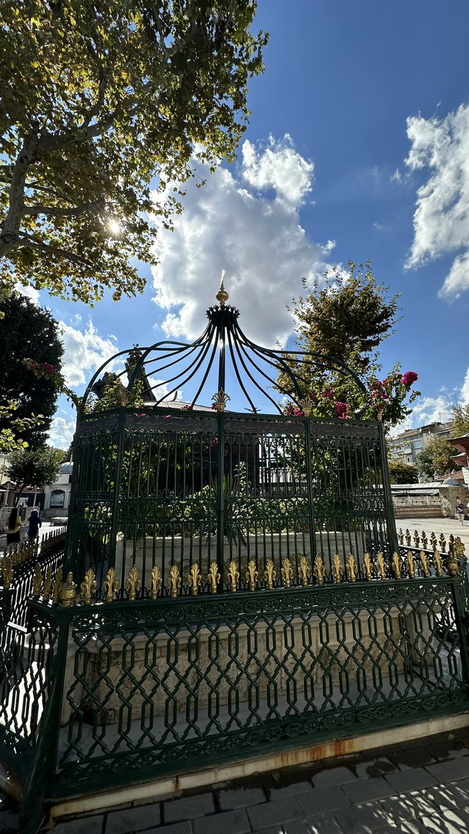 tkislakci's tweet photo. Rivayete göre Kerbelâ faciasından Hz. Hüseyin (ra)’in oğlu Zeynelâbidîn ile kızları Sekine ve Fâtıma hayatta kaldı.

Sekine ile Fâtıma Mısır’a götürülürken bindikleri gemi İspanyol korsanlarının saldırısına uğradı ve Kastilya’ya götürüldüler. Kastilya hükümdarının huzurunda Sekine, Peygamber soyundan geldiklerini ve Kerbelâ’da uğradıkları büyük zulmü anlattı. Bunun üzerine iki kız kardeş diğer esirlerden ayrılarak Bizans’a gönderildi.

Henüz 13-15 yaşlarında olan Sekine ile Fâtıma, İstanbul’da bugünkü Kocamustafapaşa civarında “Kızlar Köşkü” denilen yere yerleştirildi. Gurbet ve korku içinde günlerini ibadet ve duayla geçirdiler. Rivayete göre bir gün iki ayrı seccadede secde hâlindeyken ruhlarını teslim ettiler ve köşkün bahçesine defnedildiler.

Asırlar sonra Sümbül Efendi’nin onların mezarlarını bulduğu rivayet edilir. Bugün Kocamustafapaşa’daki Sümbül Efendi haziresinde bulunmaktadır…