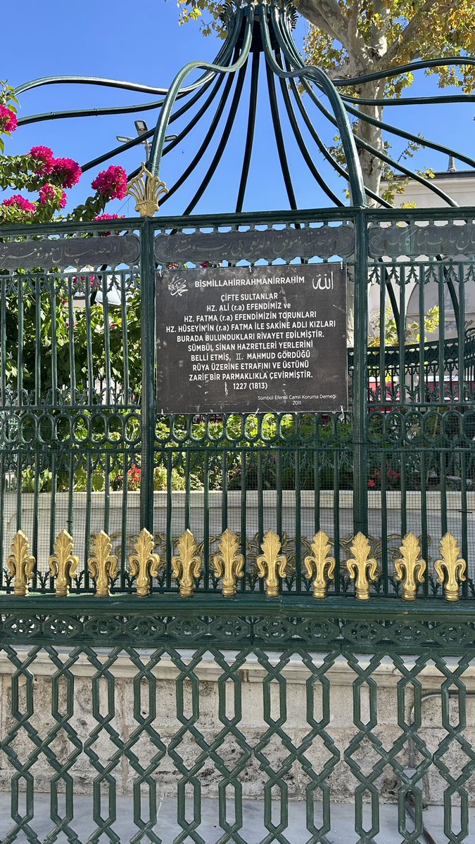 tkislakci's tweet photo. Rivayete göre Kerbelâ faciasından Hz. Hüseyin (ra)’in oğlu Zeynelâbidîn ile kızları Sekine ve Fâtıma hayatta kaldı.

Sekine ile Fâtıma Mısır’a götürülürken bindikleri gemi İspanyol korsanlarının saldırısına uğradı ve Kastilya’ya götürüldüler. Kastilya hükümdarının huzurunda Sekine, Peygamber soyundan geldiklerini ve Kerbelâ’da uğradıkları büyük zulmü anlattı. Bunun üzerine iki kız kardeş diğer esirlerden ayrılarak Bizans’a gönderildi.

Henüz 13-15 yaşlarında olan Sekine ile Fâtıma, İstanbul’da bugünkü Kocamustafapaşa civarında “Kızlar Köşkü” denilen yere yerleştirildi. Gurbet ve korku içinde günlerini ibadet ve duayla geçirdiler. Rivayete göre bir gün iki ayrı seccadede secde hâlindeyken ruhlarını teslim ettiler ve köşkün bahçesine defnedildiler.

Asırlar sonra Sümbül Efendi’nin onların mezarlarını bulduğu rivayet edilir. Bugün Kocamustafapaşa’daki Sümbül Efendi haziresinde bulunmaktadır…