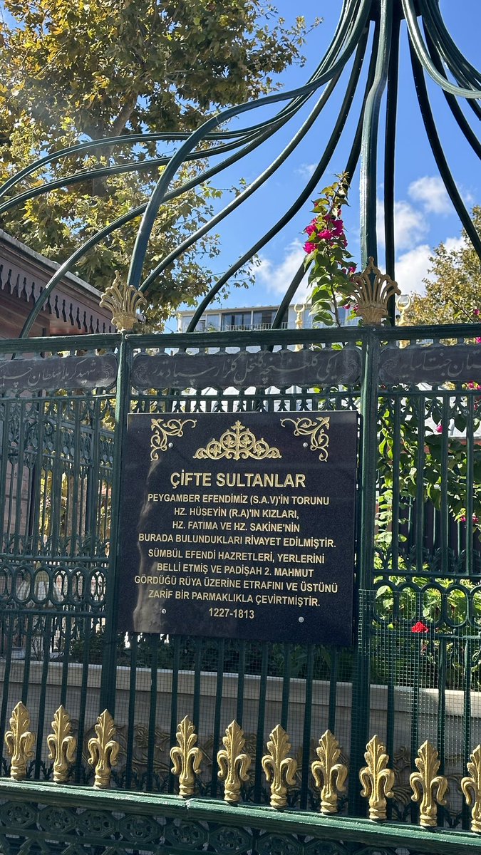 tkislakci's tweet photo. Rivayete göre Kerbelâ faciasından Hz. Hüseyin (ra)’in oğlu Zeynelâbidîn ile kızları Sekine ve Fâtıma hayatta kaldı.

Sekine ile Fâtıma Mısır’a götürülürken bindikleri gemi İspanyol korsanlarının saldırısına uğradı ve Kastilya’ya götürüldüler. Kastilya hükümdarının huzurunda Sekine, Peygamber soyundan geldiklerini ve Kerbelâ’da uğradıkları büyük zulmü anlattı. Bunun üzerine iki kız kardeş diğer esirlerden ayrılarak Bizans’a gönderildi.

Henüz 13-15 yaşlarında olan Sekine ile Fâtıma, İstanbul’da bugünkü Kocamustafapaşa civarında “Kızlar Köşkü” denilen yere yerleştirildi. Gurbet ve korku içinde günlerini ibadet ve duayla geçirdiler. Rivayete göre bir gün iki ayrı seccadede secde hâlindeyken ruhlarını teslim ettiler ve köşkün bahçesine defnedildiler.

Asırlar sonra Sümbül Efendi’nin onların mezarlarını bulduğu rivayet edilir. Bugün Kocamustafapaşa’daki Sümbül Efendi haziresinde bulunmaktadır…