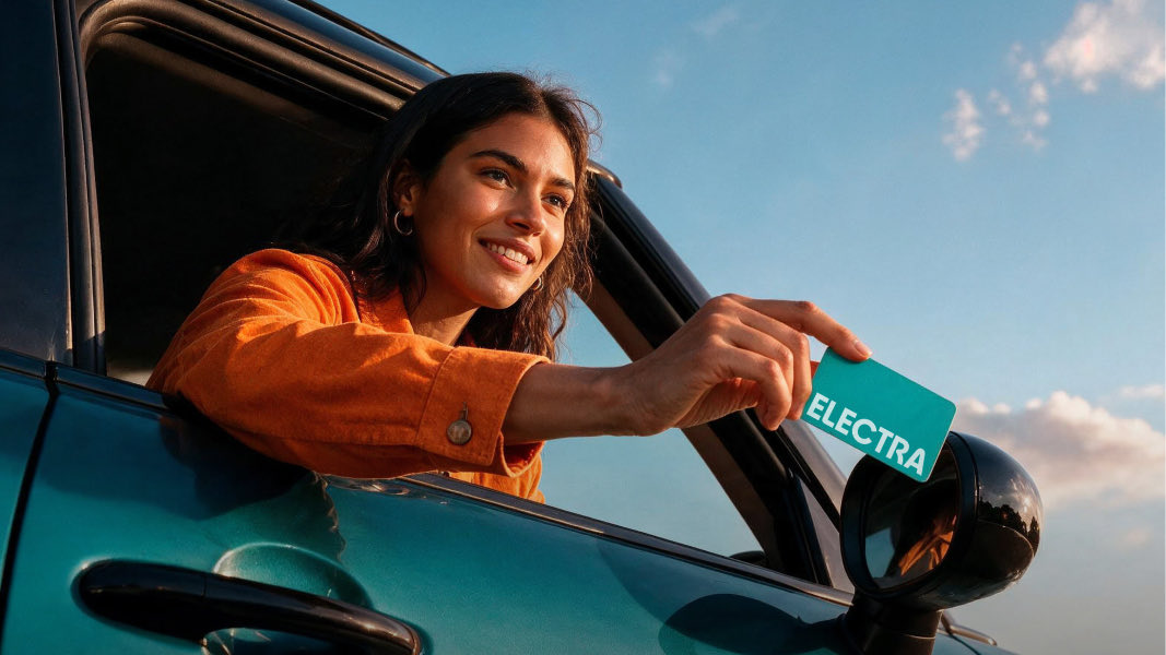 ElecTrips_tv's tweet photo. ⚠️Por si te interesa: hasta el 16/10, la tarjeta de #ELECTRA es gratis. (Precio habitual: 4,99€)
Consíguela así:
1Abre la app Electra
2En el menú, elige «Pago»
3Selecciona «Tarjeta de recarga» y pídela gratis.
Puedes usarla en más de un millón de puntos por toda Europa🇪🇺⚡️ https://t.co/8aiR8GHgUC