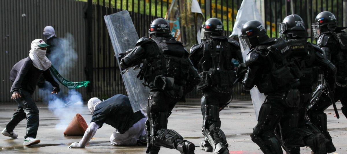 AOviedo_'s tweet photo. Hemos normalizado tanto el vandalismo, que creemos que detener a los que lanzan papas bomba es interferir con la Autonomía Universitaria. https://t.co/H7XveLzjRY