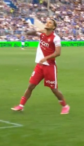 _BeFootball's tweet photo. 🚨🚨 PARIS BRUNNER 🇩🇪 (2006) RISQUE JUSQU’À 4 MATCHS DE SUSPENSION APRÈS SA CÉLÉBRATION CONTRE STRASBOURG !!!! ❌

Le Conseil national de l'éthique a saisi la commission de discipline de la LFP.

L’Allemand avait mimé un couteau coupant une gorge face aux supporters strasbourgeois.

👉 l'article 4 du règlement évoque pour un « comportement excessif / déplacé » un match de suspension

👉 Si la commission de discipline de la LFP est plus sévère et qu'elle retient l'article 8 (« comportement intimidant / menaçant »), la sanction est de l'ordre de 4 matches de suspension

(@lequipe)