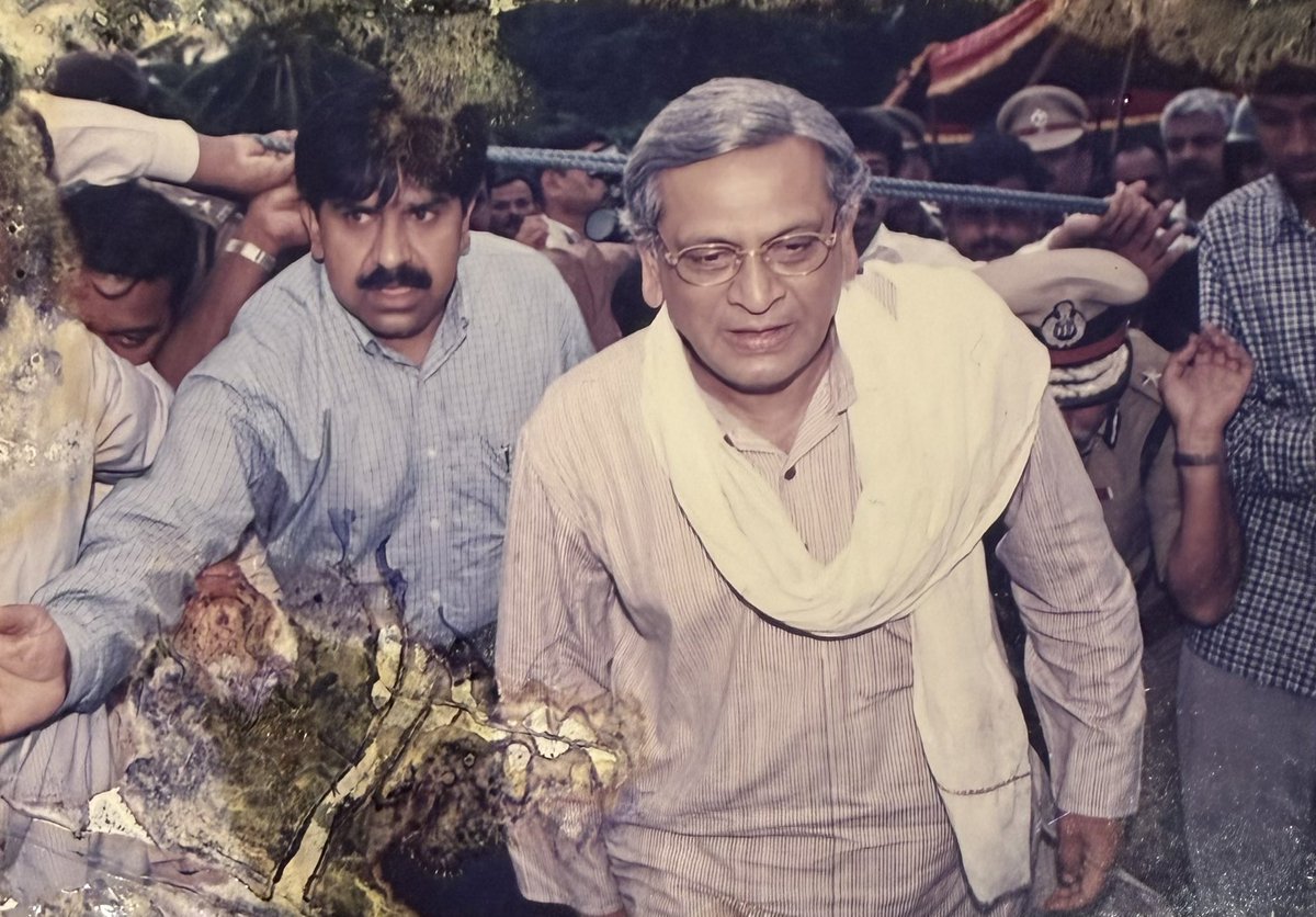 lkatheeq's tweet photo. 2000–02 ರ ಸುಮಾರಿನ ಆತ್ಮೀಯ ನೆನಪು. ಅಂದಿನ ಮುಖ್ಯಮಂತ್ರಿ ಶ್ರೀ ಎಸ್.ಎಂ. ಕೃಷ್ಣ ಅವರೊಂದಿಗೆ. ಆಗ ನಾನು ಮಂಡ್ಯ ಜಿಲ್ಲಾಧಿಕಾರಿಯಾಗಿ ಸೇವೆ ಸಲ್ಲಿಸುತ್ತಿದ್ದೆ.

A fond memory dating back to sometime in 2000-02 with Chief Minister Shri S M Krishna. I was Deputy Commissioner, Mandya then. https://t.co/ewN4ySRZhZ