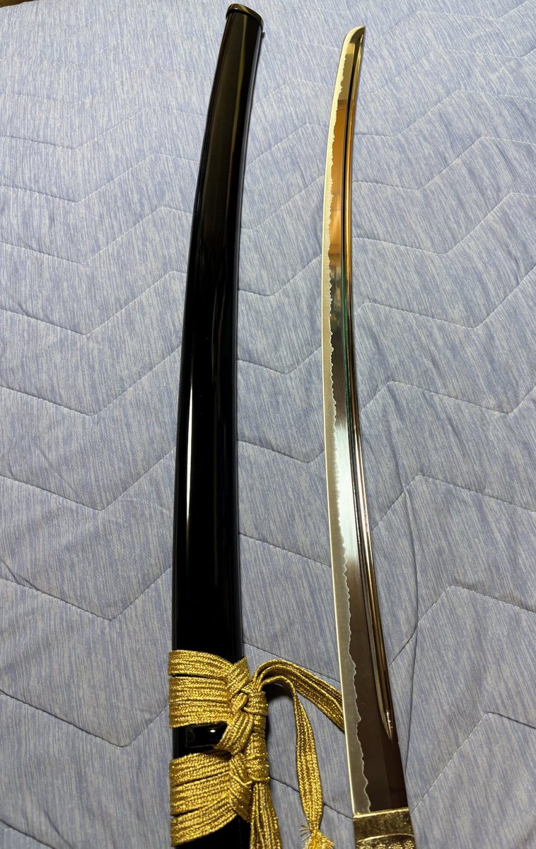 doll5471's tweet photo. へし切り長谷部に続き、むしゃ処様から三鳥毛を無事に受け取りました🥹

父の前で開封したら、「重たいんか？」と興味津々なの��持たせてみたら「重いわ！模造刀でもこんな重い��か！」と子供のように興奮してました（笑）

マグネットもつけていただいてたので冷蔵庫にはっとこー
#むしゃ処　#三鳥毛 https://t.co/o3KnnIrsW3