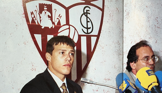 cascarinos_'s tweet photo. 📰 Matías Almeyda, el fichaje más caro de la historia del Sevilla, en Don Balón:

🗣️ "Yo no puse el precio de mi fichaje. Lo que sí pondré es el alma por este club"

"No soy un crack pero tampoco un patadura"

"Vestir la misma camiseta que Maradona y Simeone motiva"

#Liga9697hoy https://t.co/fZPyKP28c1