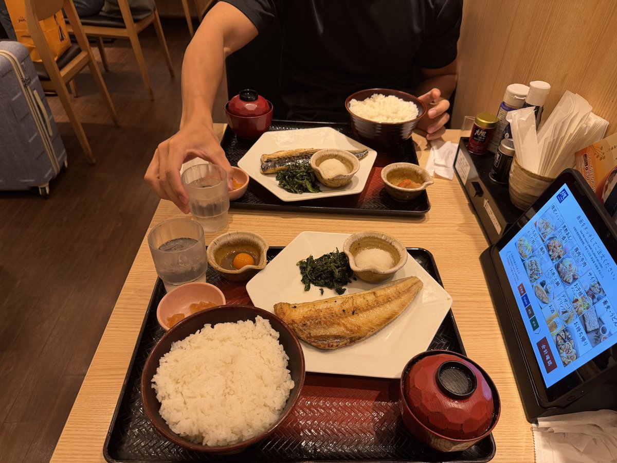 kagami_resole's tweet photo. 京角さんと研修合間のランチ✨

京角さんがどれくらい食べるか分からなかったので、、、、

なぜか遠慮してご飯並盛りを選んだのですが
京角さんがご飯大盛りを選んだ瞬間、

すぐさま僕もご飯大盛りに変更😂

久しぶりの大戸屋美味しかったです😋 https://t.co/wYBqv37td4