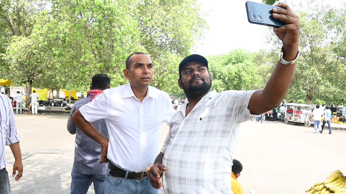 AnilYadavmedia1's tweet photo. पंचायत सहायकों का धरना आज आठवें दिन भी कवर करने गया तो अपने हक़ की लड़ाई लड़ रहे युवाओं का अपार स्नेह मिला,
मेरे रिपोर्ट करने से सरकार इनकी मांग तुरंत मान लेगी ऐसा नहीं है,

लेकिन उसके बाद भी इन युवाओं का स्नेह इसलिए है 
क्योंकि आप अपना काम मेहनत और ईमानदारी से करिए,
तो देश और समाज अपने प्यार के रूप में उस काम का हज़ार गुणा आपको लौटाता है,

लेकिन ईमानदारी में घालमेल नहीं चलेगा,

क्योंकि ये पब्लिक है बाबू,
ये सब जानती है,
कि कौन ईमानदारी से उनकी बात उठाने आया है 
और कौन मूर्ख बनाने,